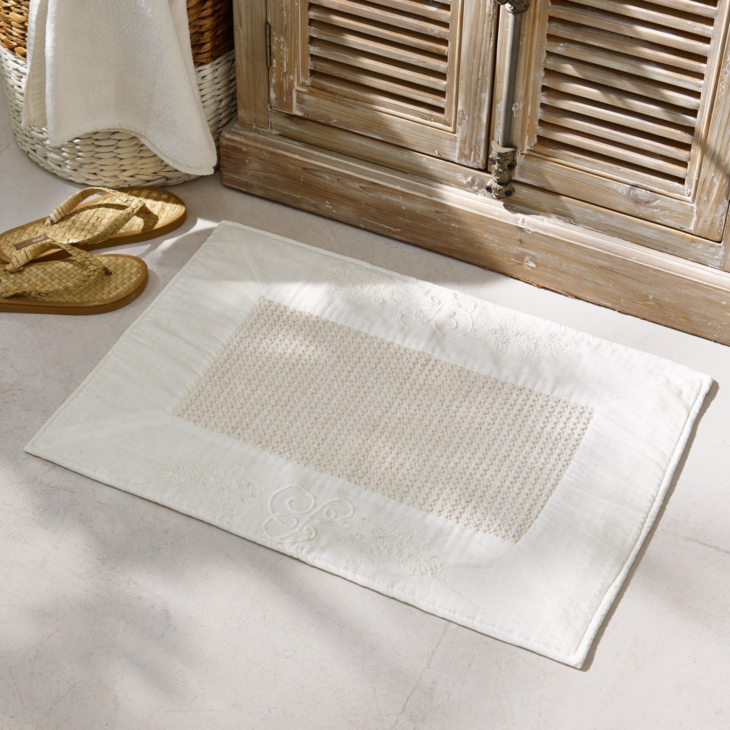 Badmat Padrig Beige katoenen badmat met geborduurd patroon en zachte middenstuk voor vloer