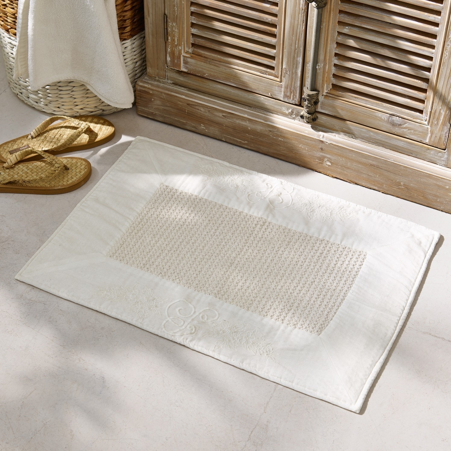 Tapis de bain Padrig Tapis de bain beige en coton avec motif brodé et centre doux pour sol confortable