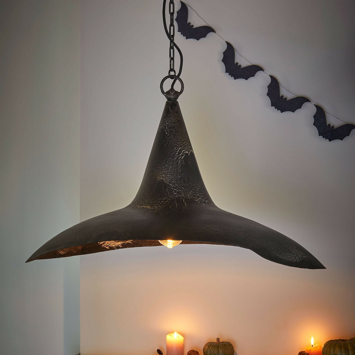 Suspension Maerlinna Suspension en métal noir en forme de chapeau de sorcière avec guirlande chauves-souris et bougies décoratives