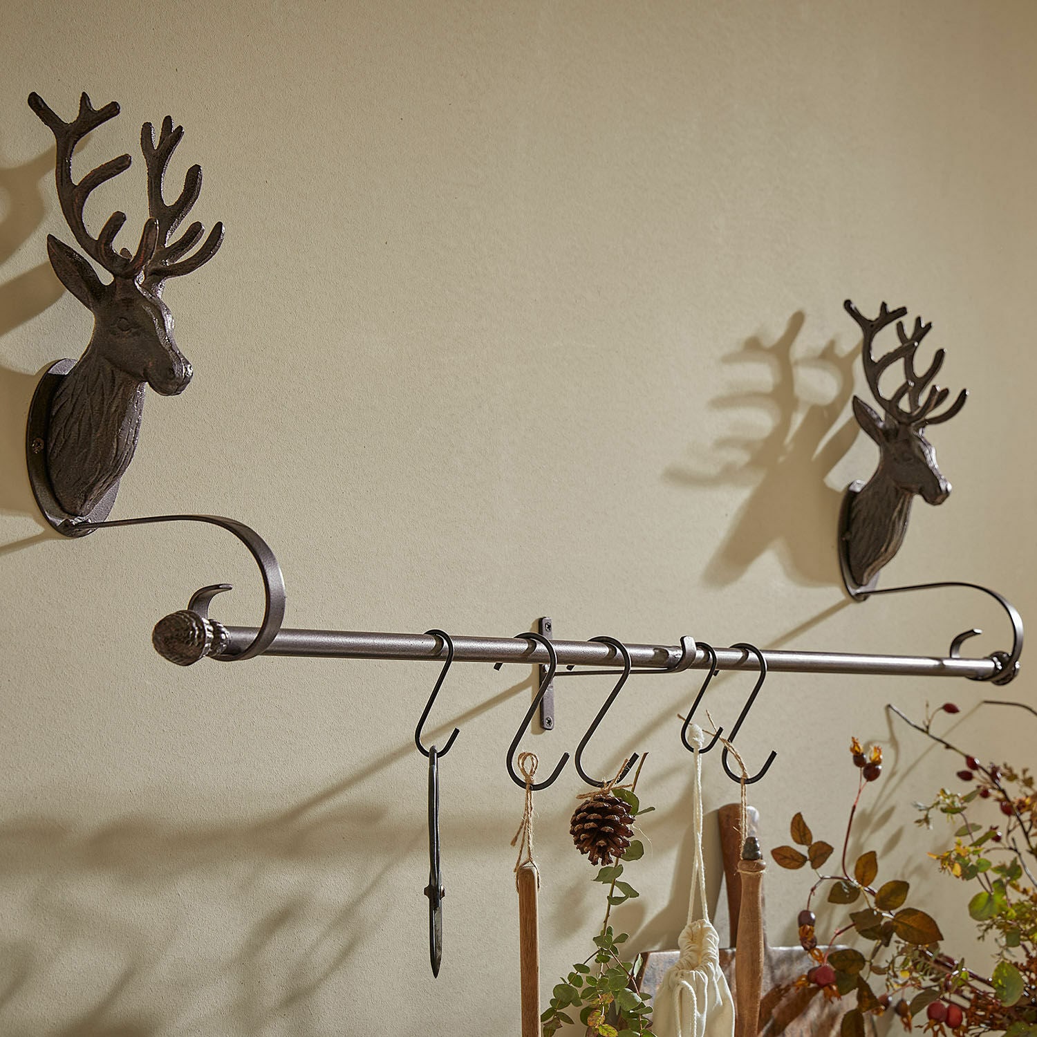 Patère Talmira Porte-manteau mural en métal avec têtes de cerf et crochets pour suspendre décorations et accessoires