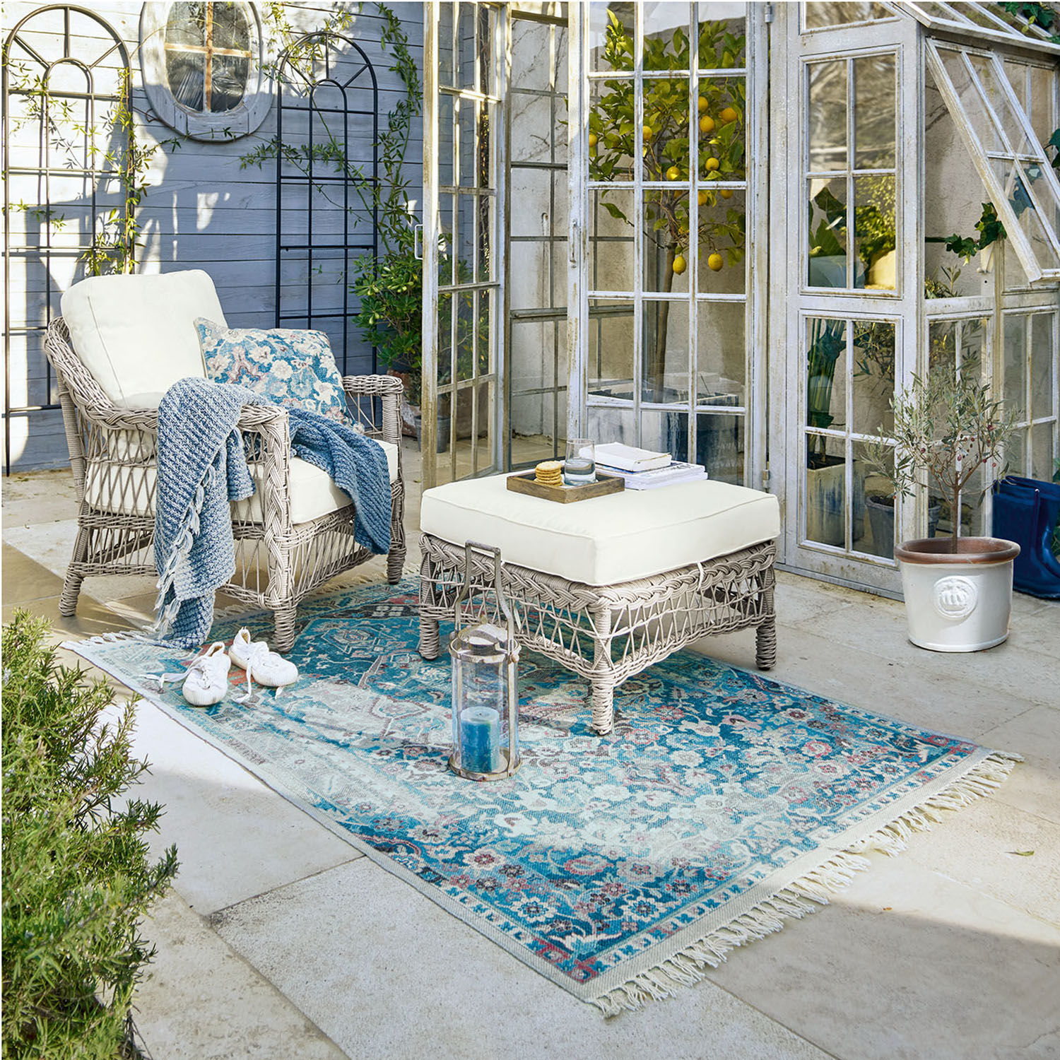 Tapis d'intérieur et d'extérieur Obair Ensemble de mobilier de jardin en rotin gris avec coussins crème et tapis bleu pour terrasse cosy