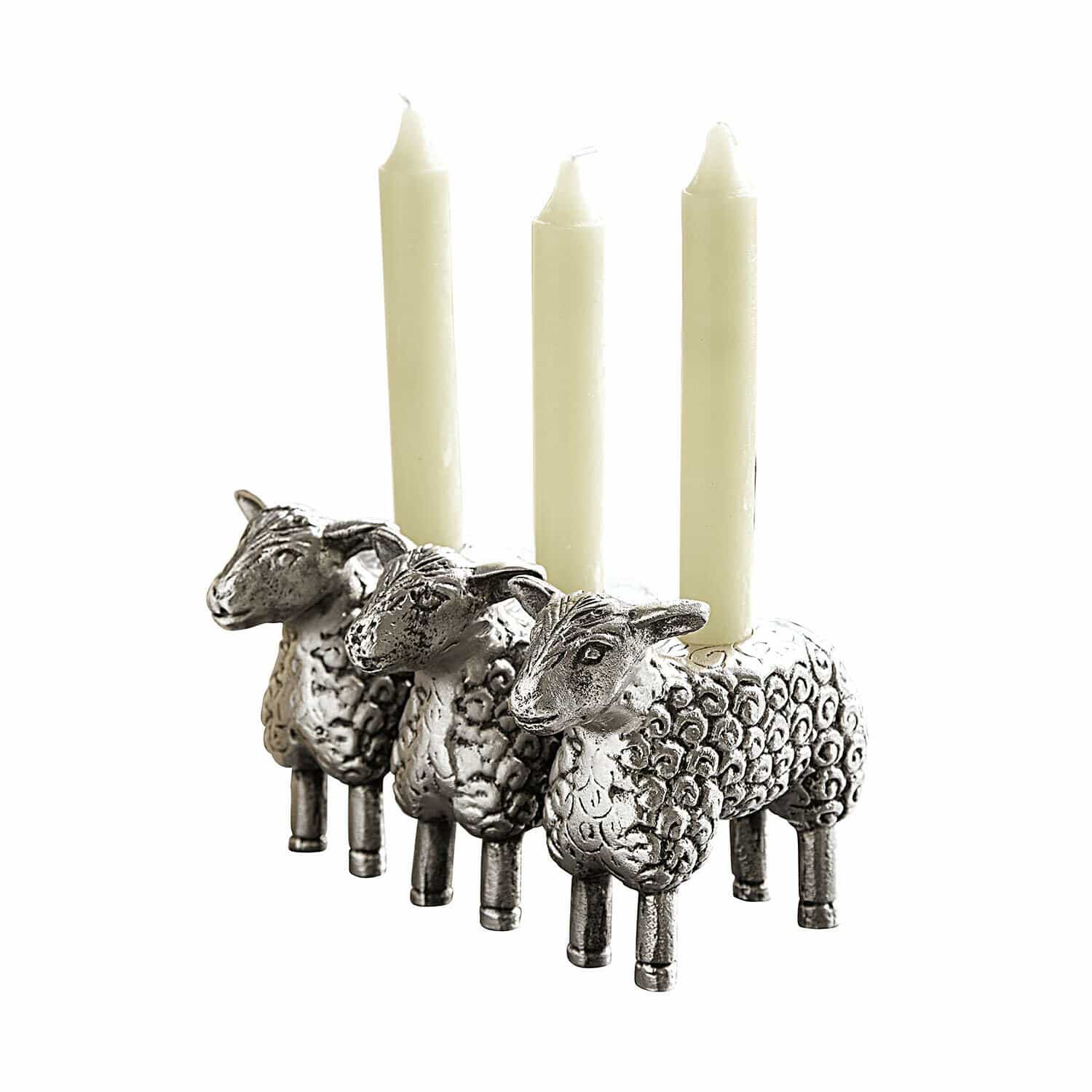 Metalen kandelaar in de vorm van drie schapen met witte kaarsen, decoratie voor binnen
