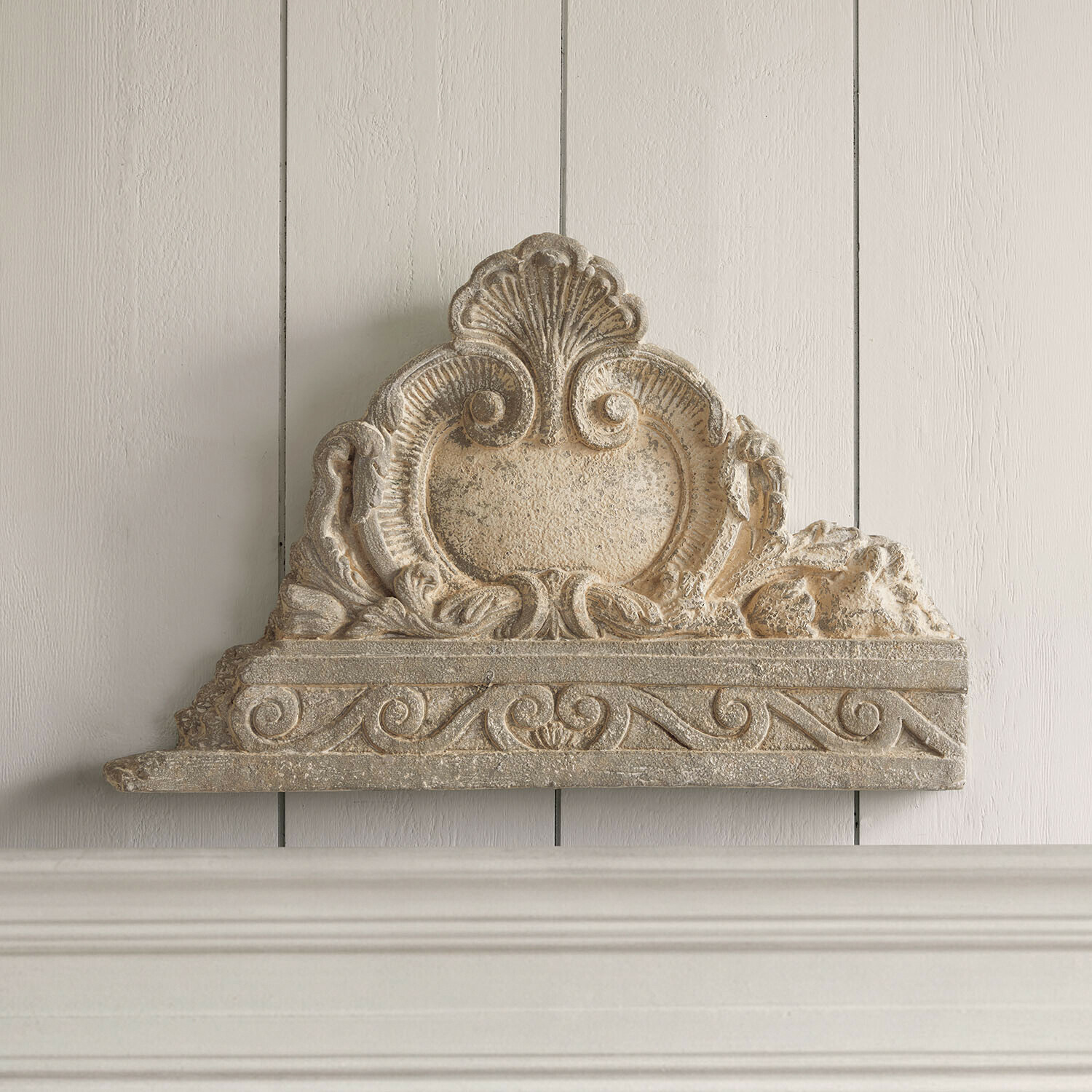 Wandornament Saveraux Decoratief element van beige steen met ornamenten en klassiek wandpatroon