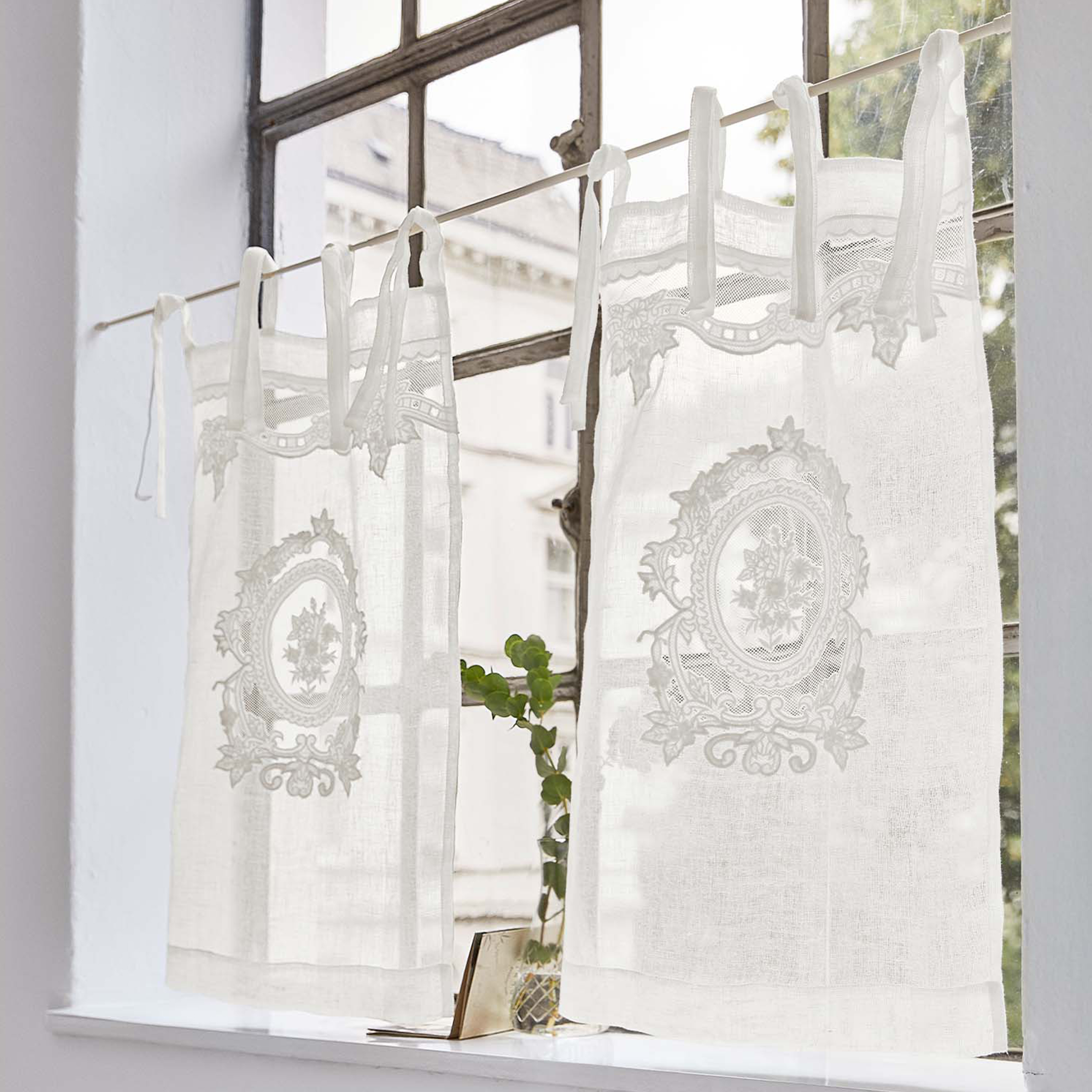 Witte linnen gordijnen met geborduurd bloemenpatroon, licht en decoratief voor keukenramen