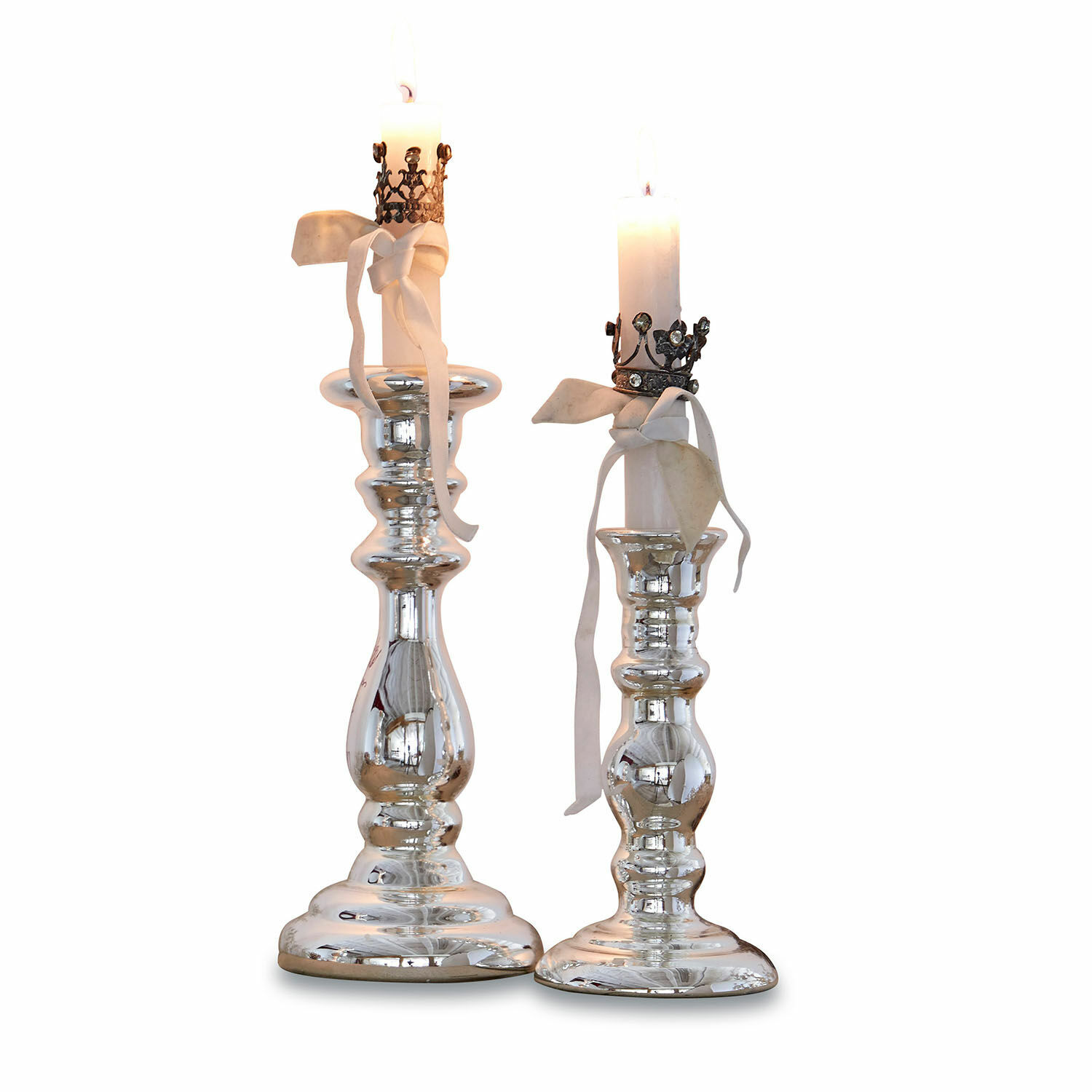 Kandelaar set van 2 Gao Twee zilverkleurige metalen kandelaars met witte kaarsen en decoratieve linten, tafeldecoratie