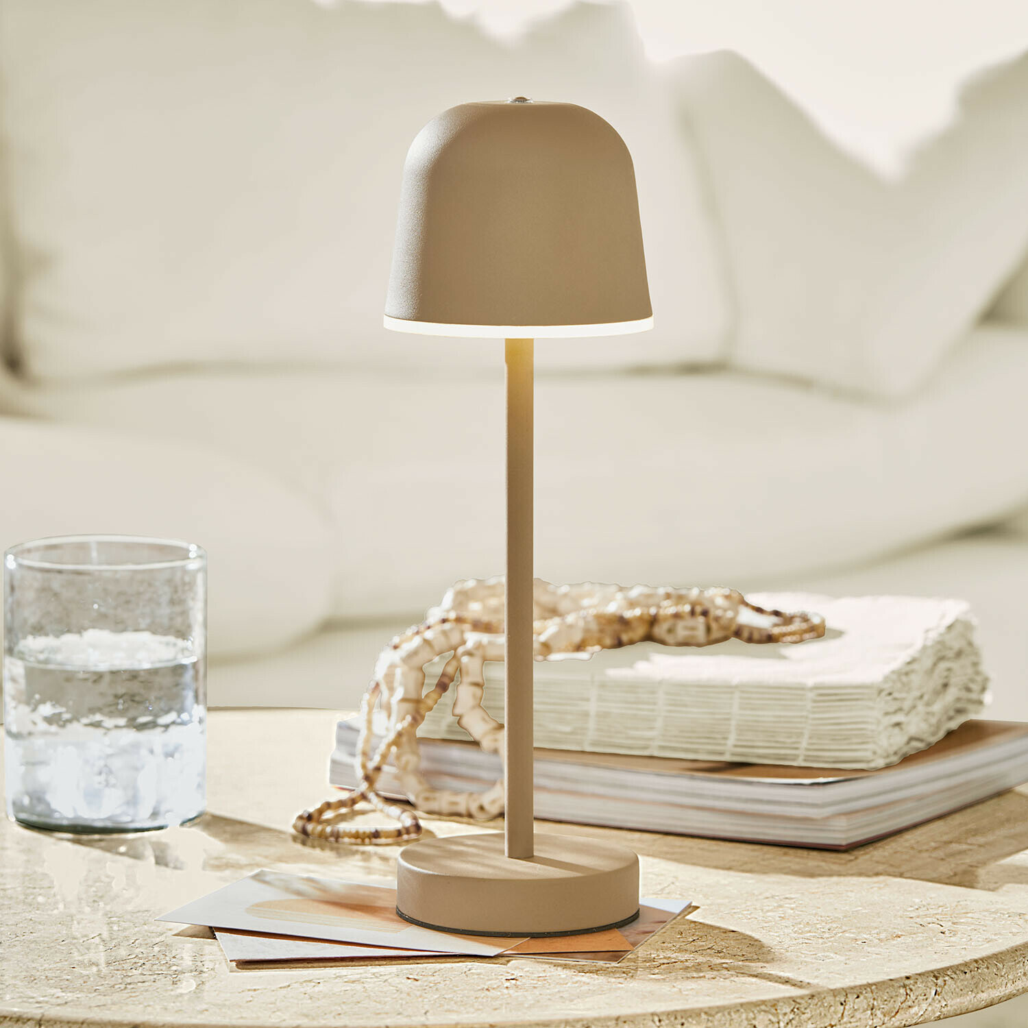 Beige tafellamp van mat metaal met ronde voet, moderne verlichting voor woonkamer