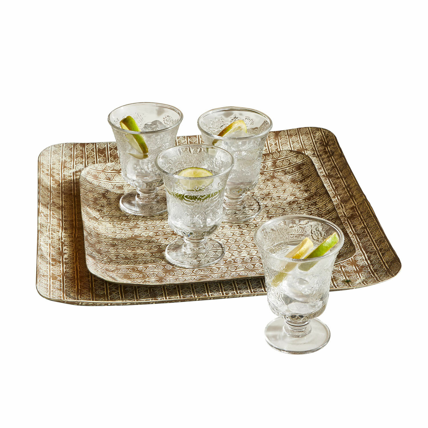 Lot de 2 plateaux Farouq Ensemble de quatre verres avec glace et citron sur deux plateaux métalliques dorés à motifs