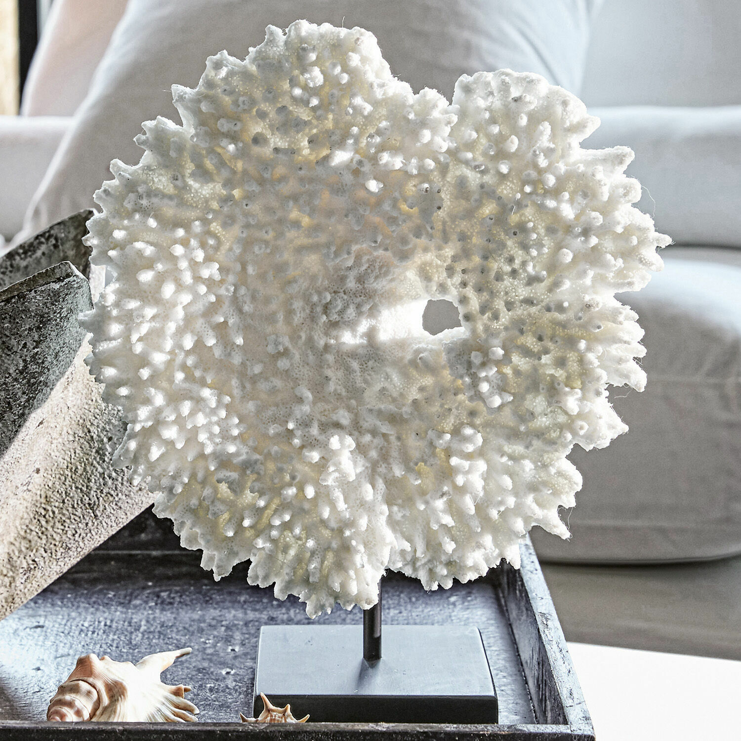 Corail décoratif Condière Sculpture décorative en forme de corail blanc sur socle noir pour décoration intérieure marine