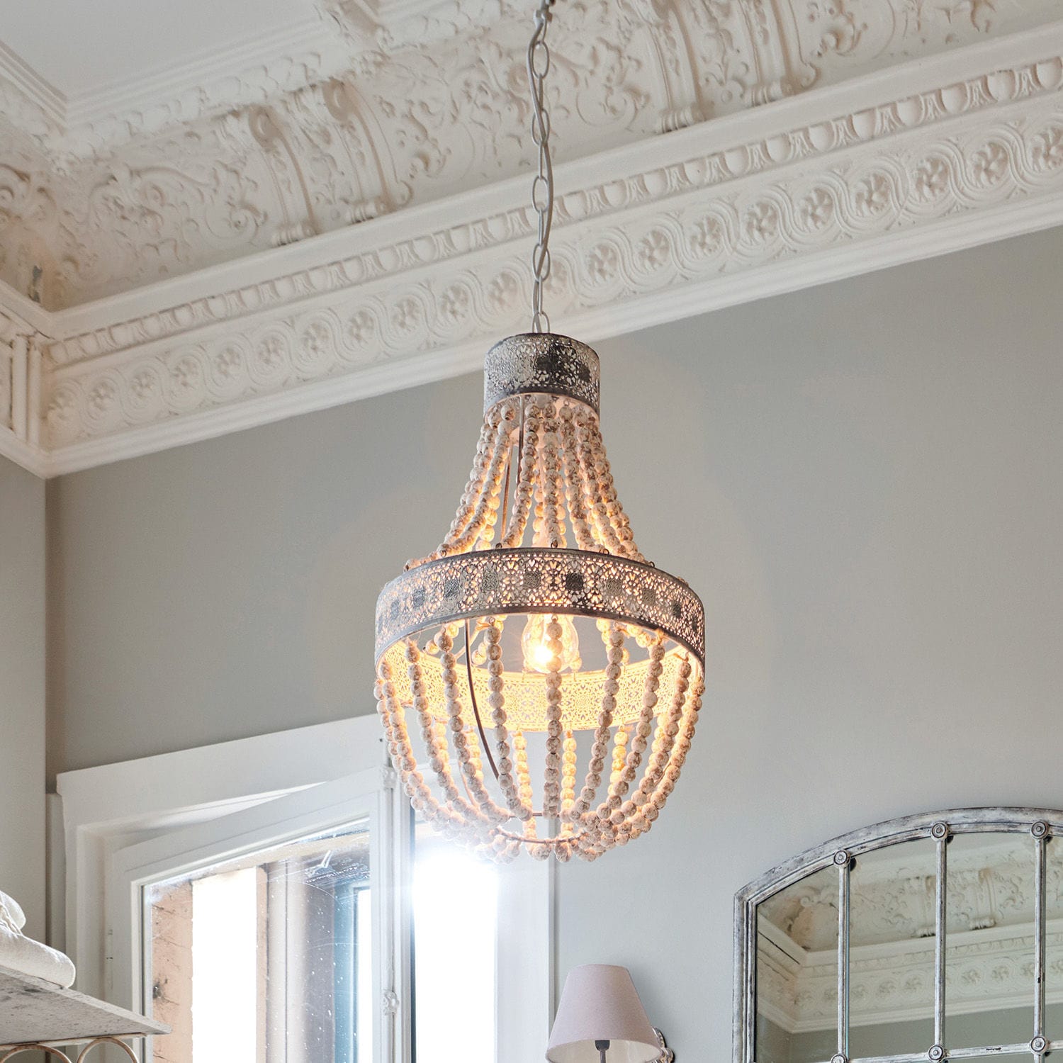 Suspension Valcourt Suspension en perles de bois blanches et métal au style vintage pour salon lumineux