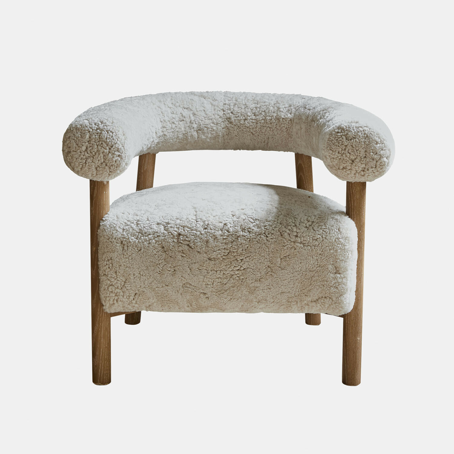 Stoel Cedarbrook Lichtbeige fauteuil met zachte stof en houten poten voor een gezellige woonkamer