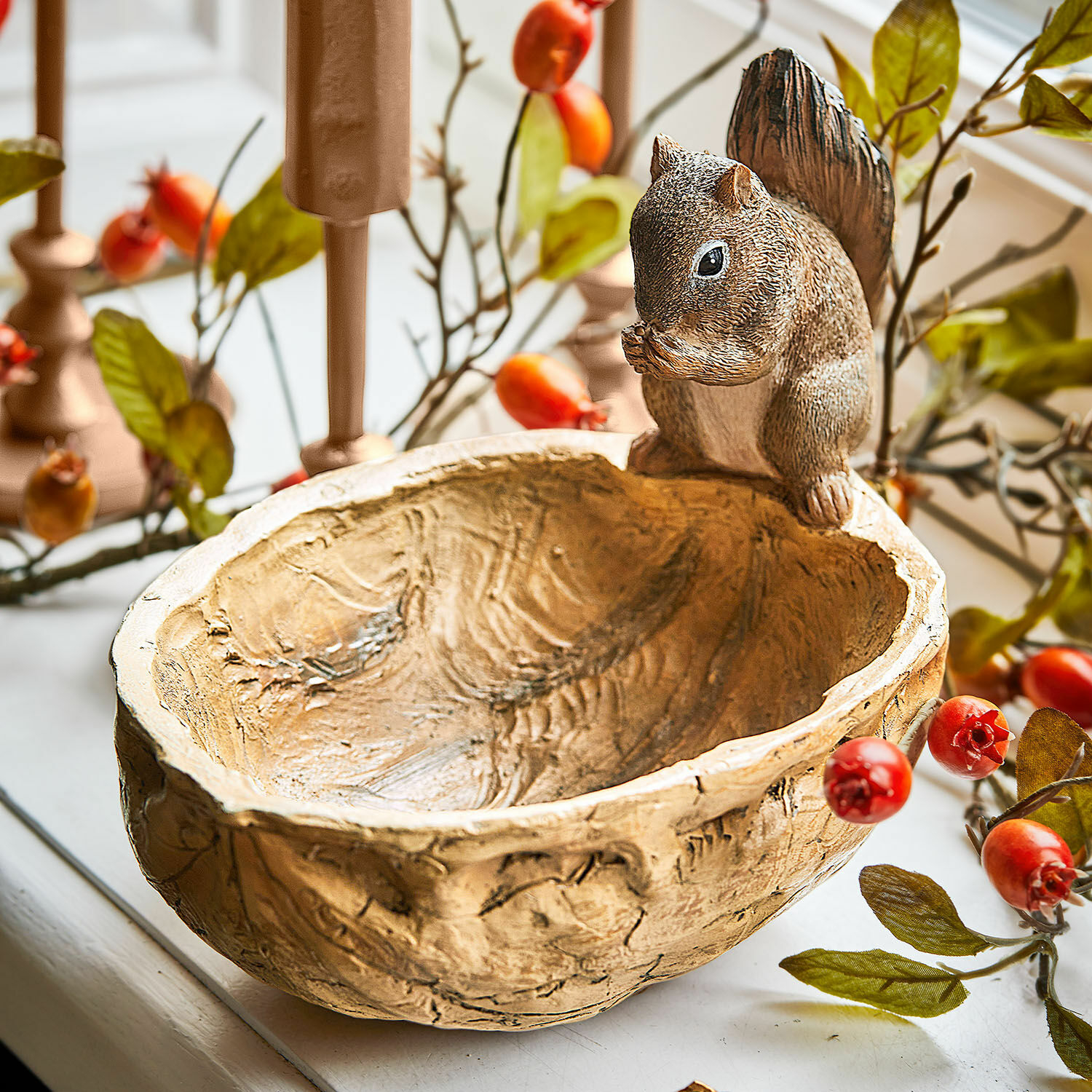 Bol en résine beige avec une figurine d'écureuil, décoration d'intérieur et accessoire de table