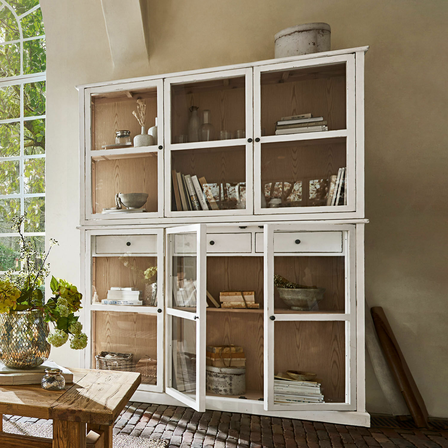 Vitrine Blaise Buffet en bois blanc avec portes vitrées et intérieur naturel pour ranger livres et décorations