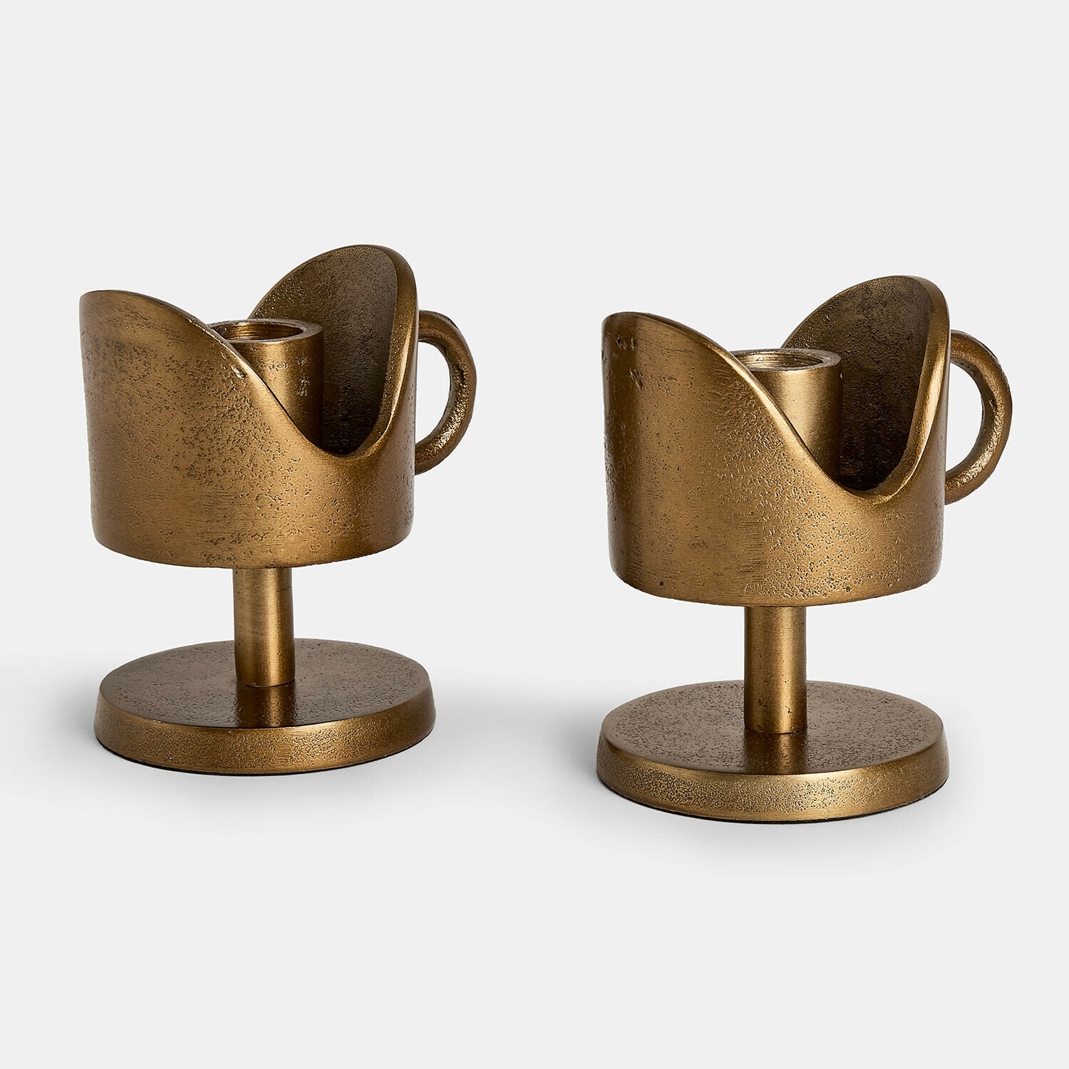 Lot de 2 bougeoirs Mirodella Paire de bougeoirs en laiton avec design incurvé et base ronde, parfaits pour décoration intérieure élégante