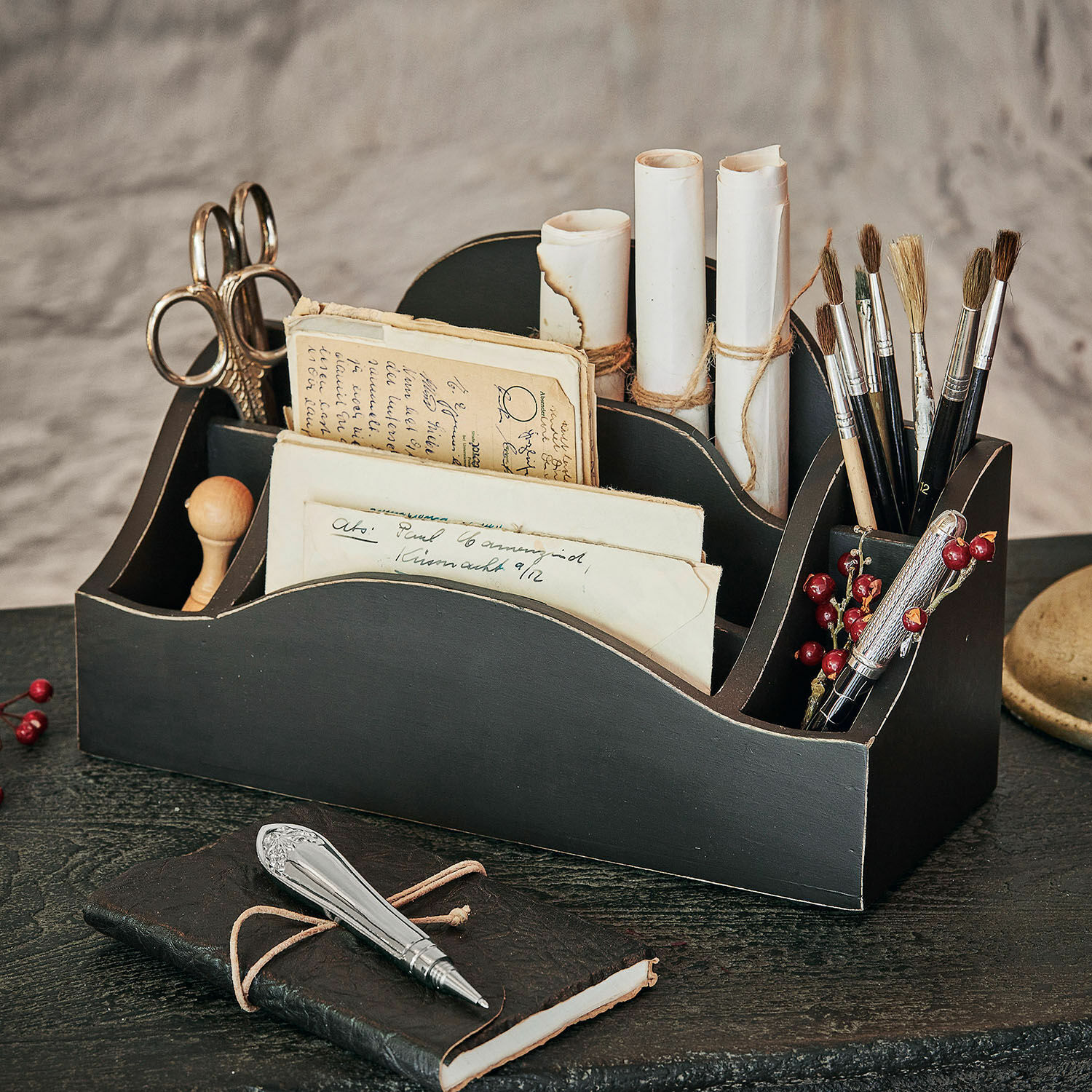 Organiseur Jaina Organisateur de bureau en bois noir avec compartiments pour pinceaux, ciseaux et lettres, style vintage