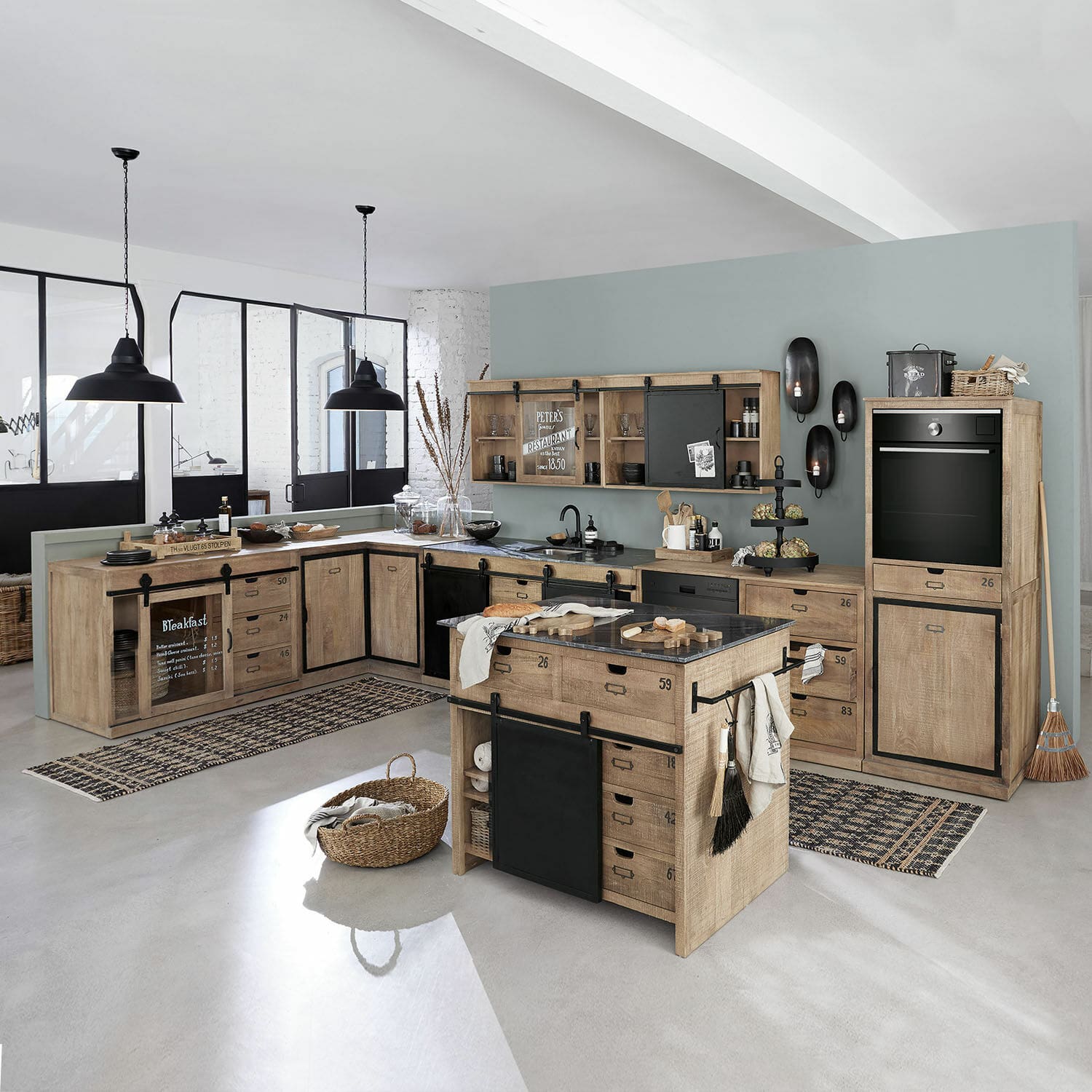 Keukenkast set van 5 Oakland Ruime keuken met licht houten meubels en zwarte metalen accenten, moderne industriële stijl