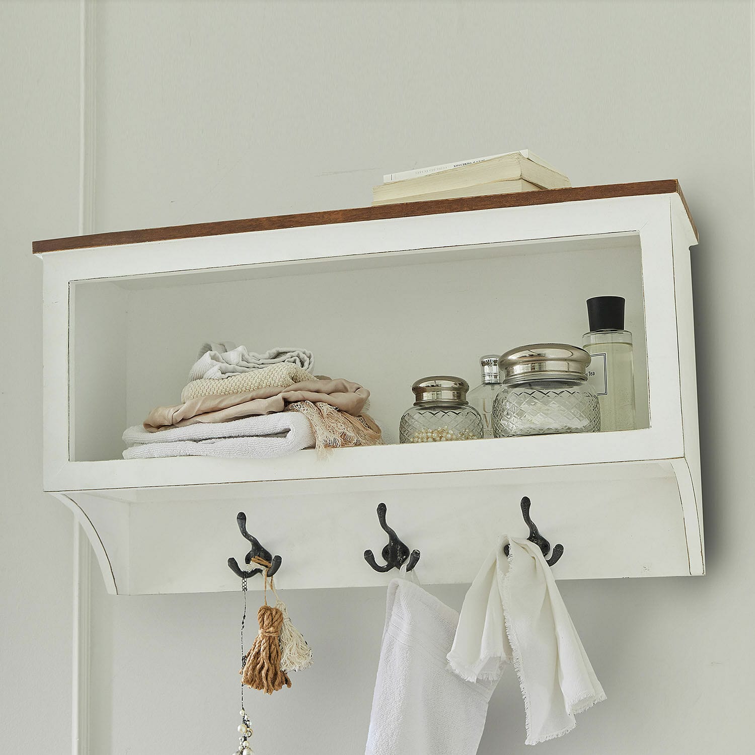 Étagère Farmington Étagère murale blanche en bois avec crochets, serviettes et bocaux en verre pour salle de bain