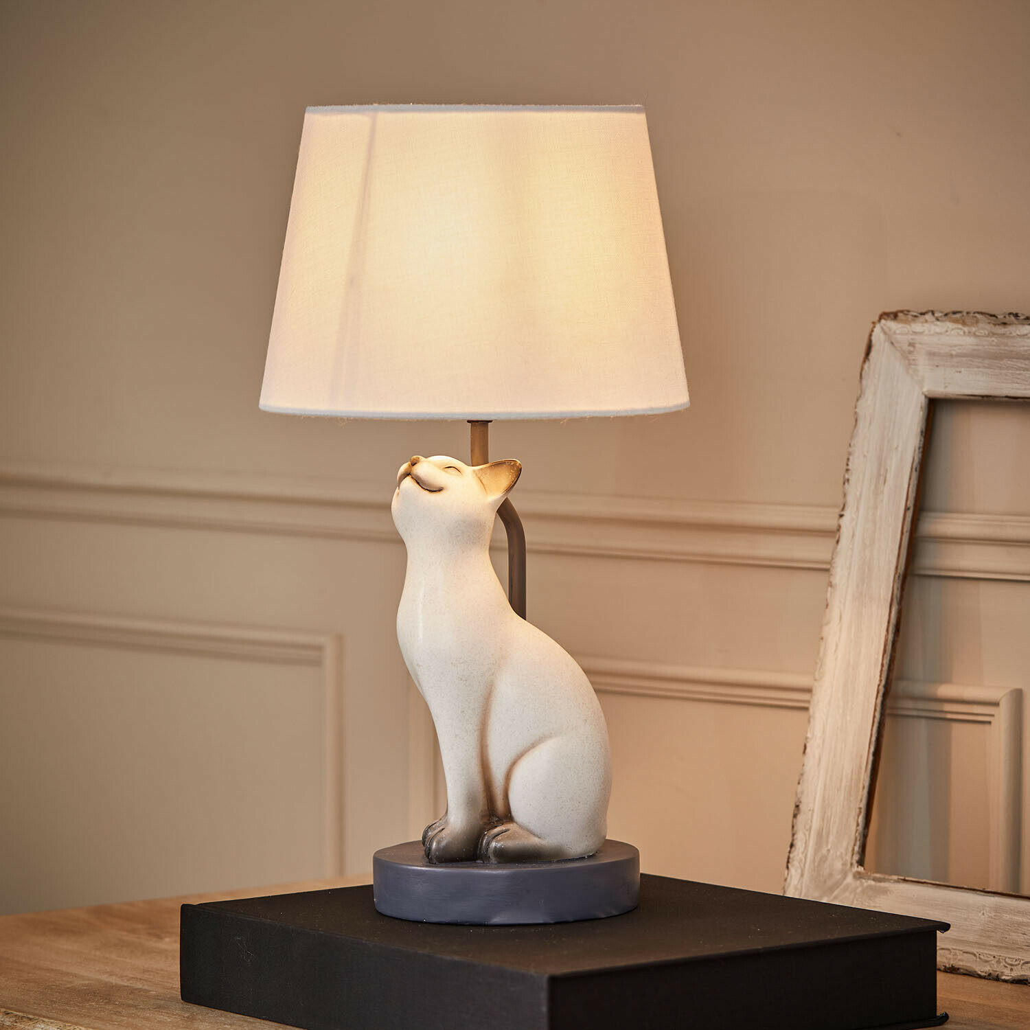 Lampe à poser Ormeya Lampe de table avec base en céramique blanche en forme de chat et abat-jour crème pour salon