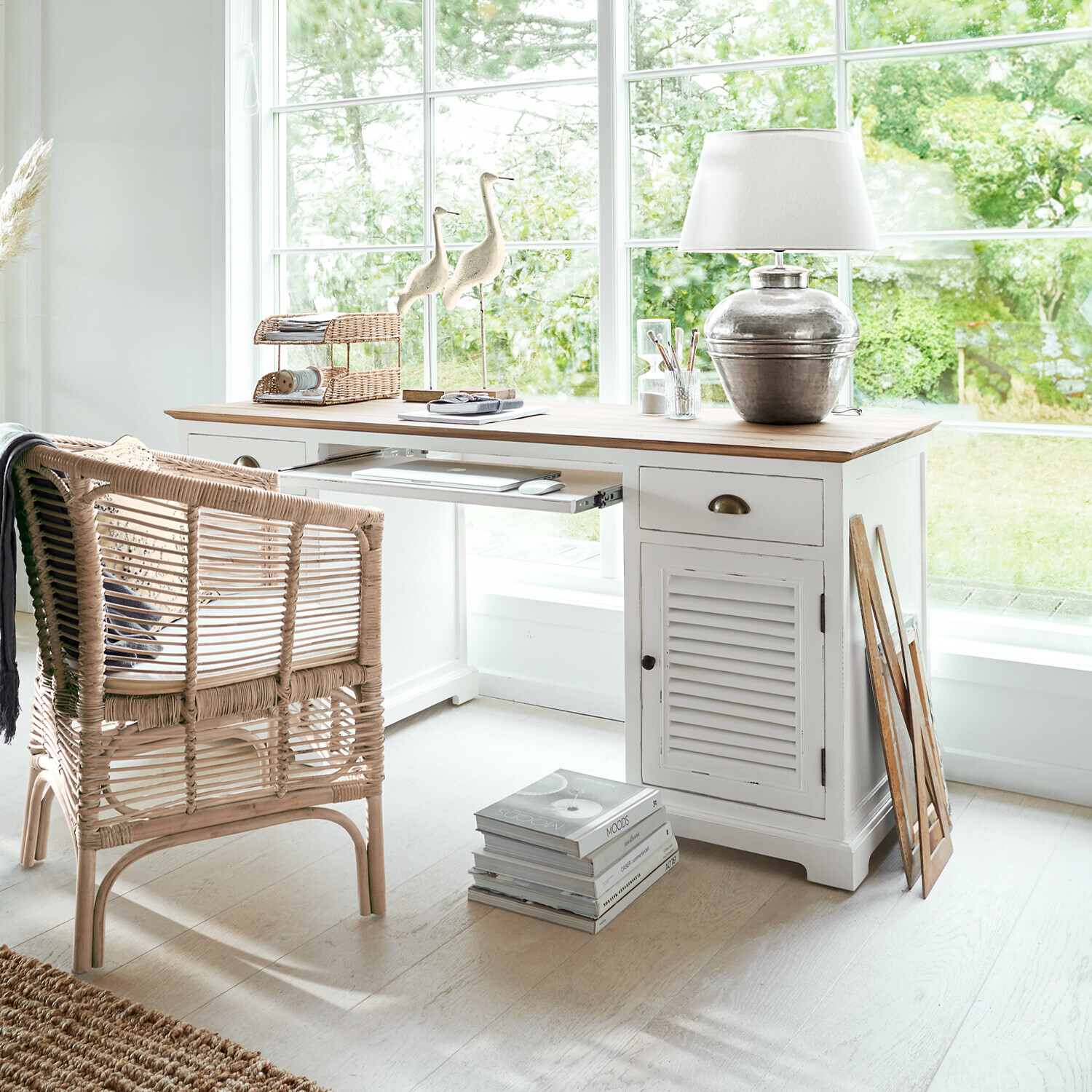 Bureau Belleplain Witte houten bureau met natuurlijk blad en rotan stoel in lichte, gezellige kamer