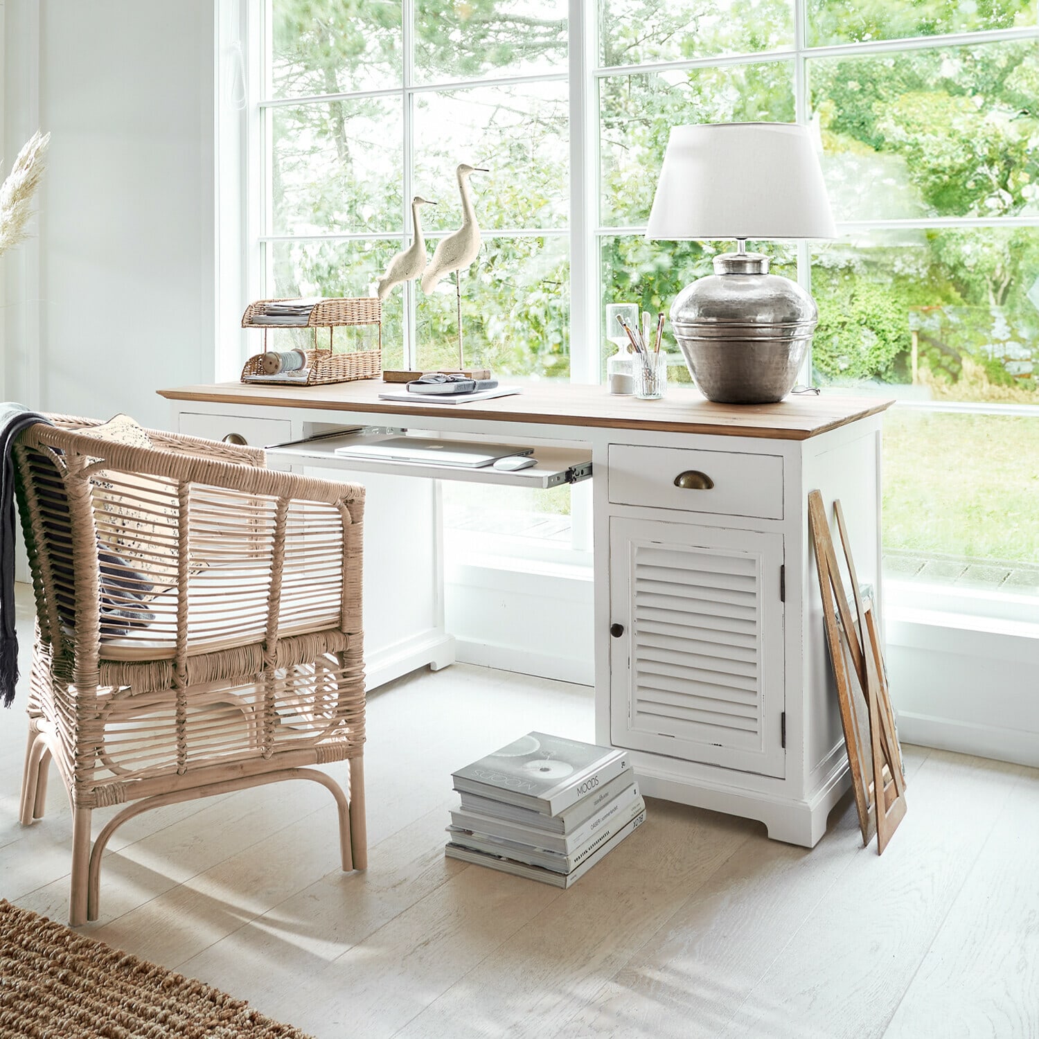 Bureau Belleplain Witte houten bureau met natuurlijk blad en rotan stoel in lichte, gezellige kamer