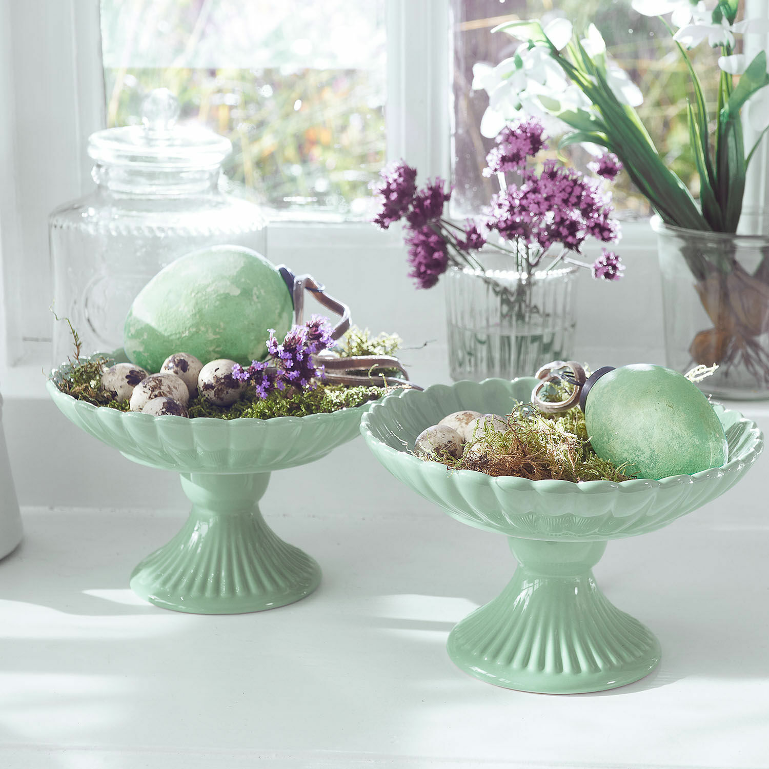 Schaal set van 2 Zervil Groene keramische schalen op voet met eieren en bloemen, lichte lentebloemendecoratie