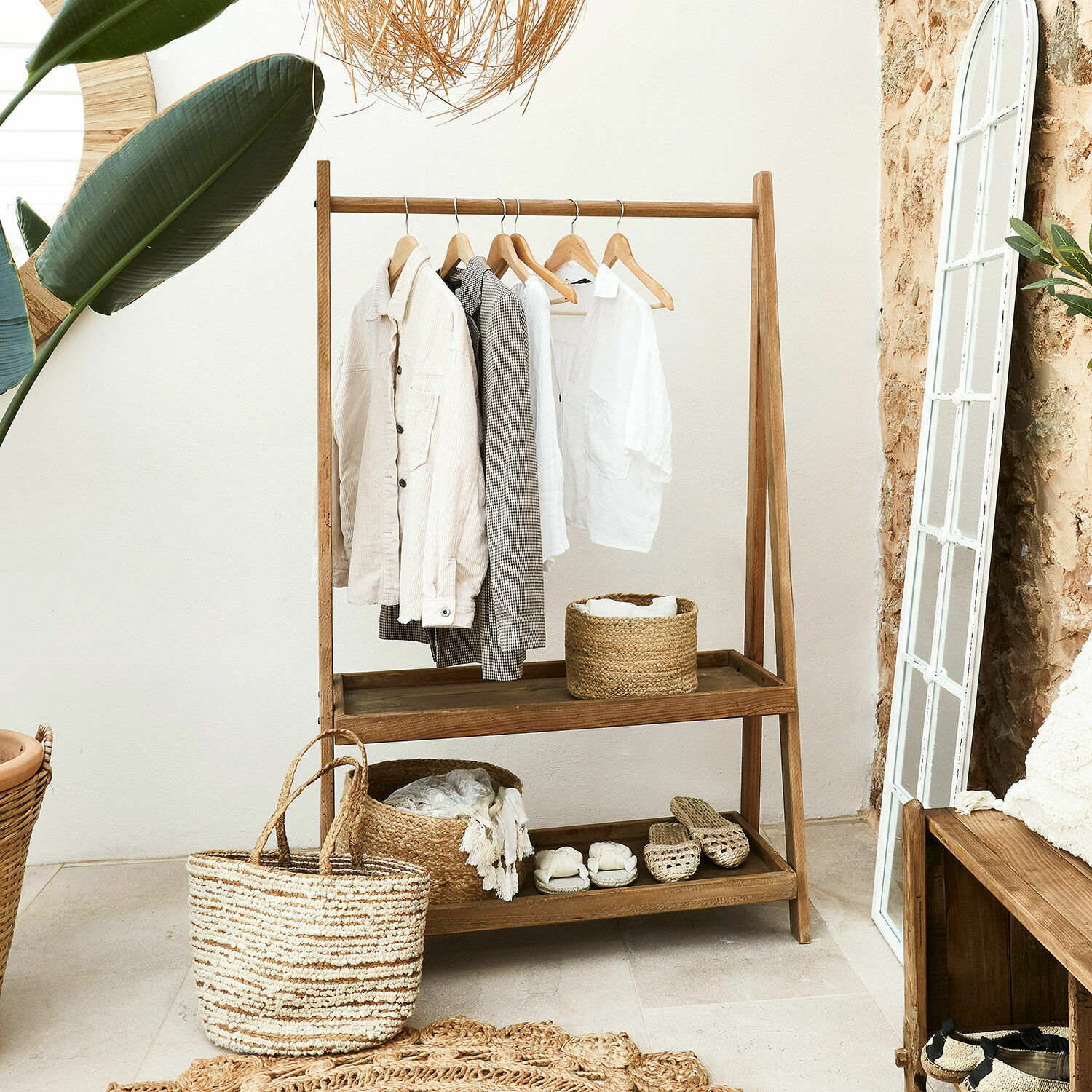 Portant à vêtements Avel Porte-vêtements en bois avec étagères, couleurs naturelles, paniers en osier et décorations d'intérieur