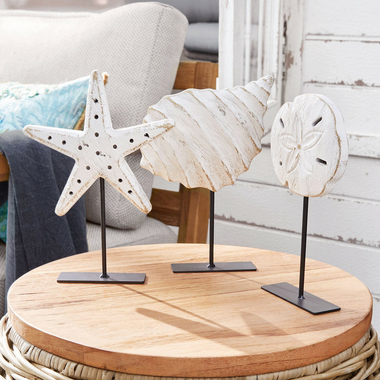 Decoratief element set van 3 Havsberg Witte houten schelpdecoraties op zwarte metalen standaards op een houten tafel, interieuraccessoires