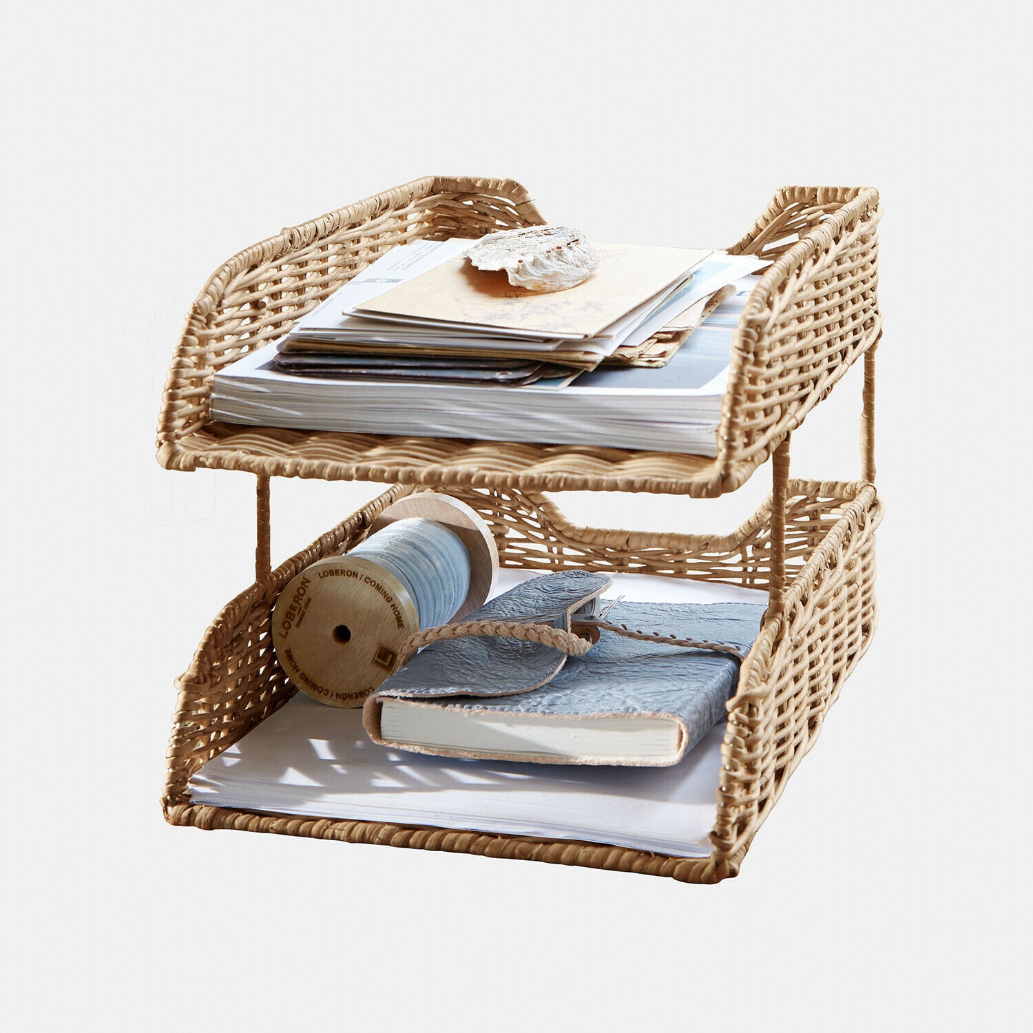 Organisateur à deux niveaux en rotin naturel avec papiers et carnet pour bureau organisé