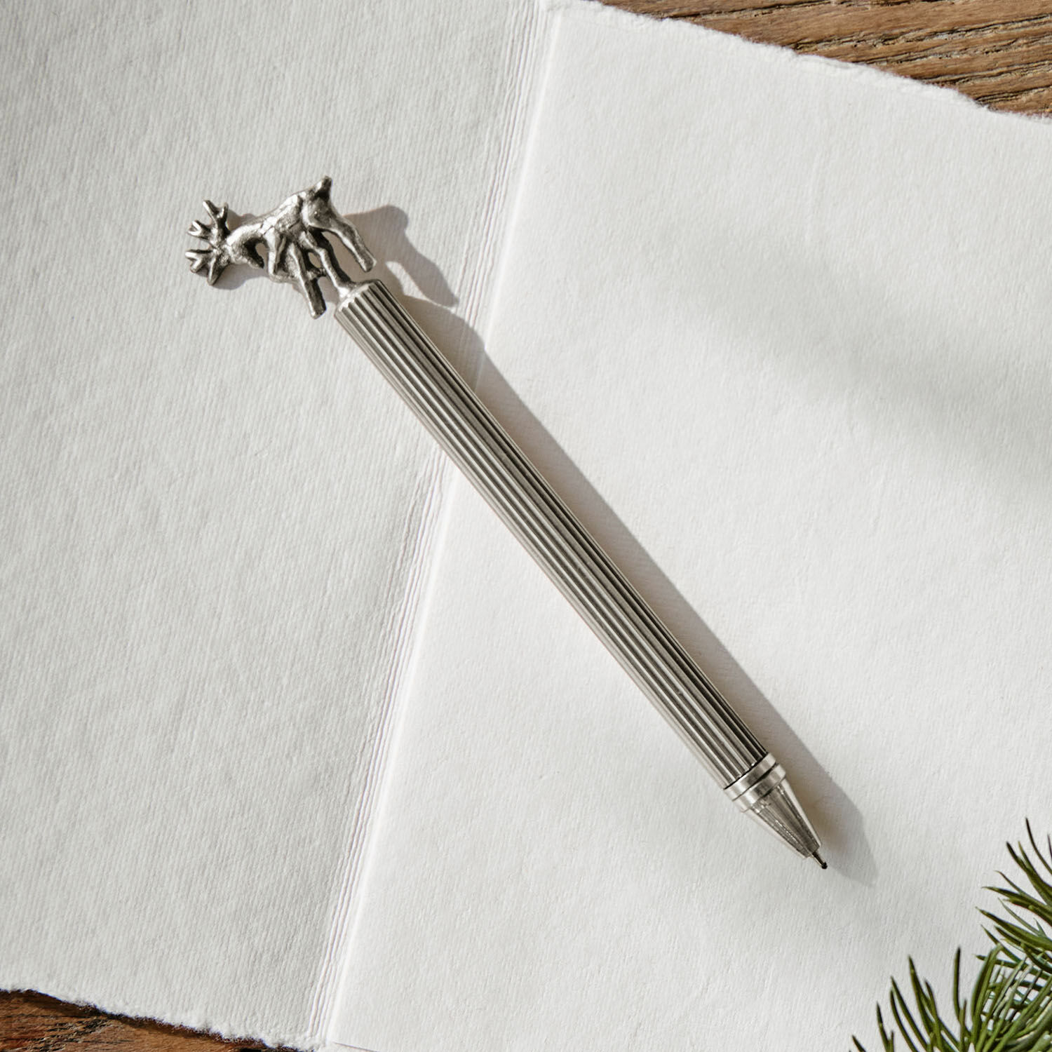 Stylo Velandor Stylo métallique élégant avec ornement cerf sur le dessus, parfait pour l'écriture et les cadeaux