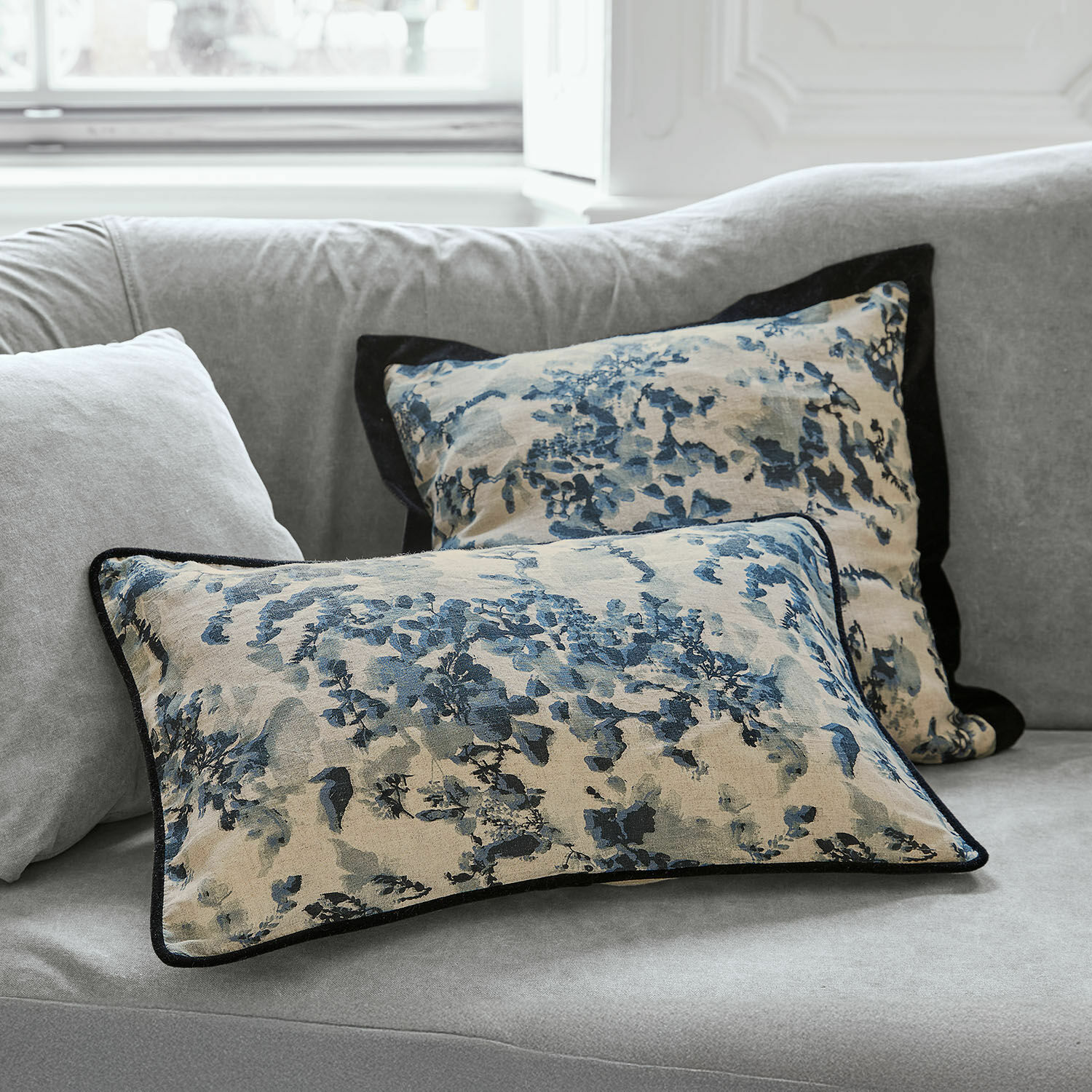 Lot de 2 housses de coussins Miretique Coussins décoratifs en coton beige et bleu sur canapé gris, accessoires élégants pour salon moderne