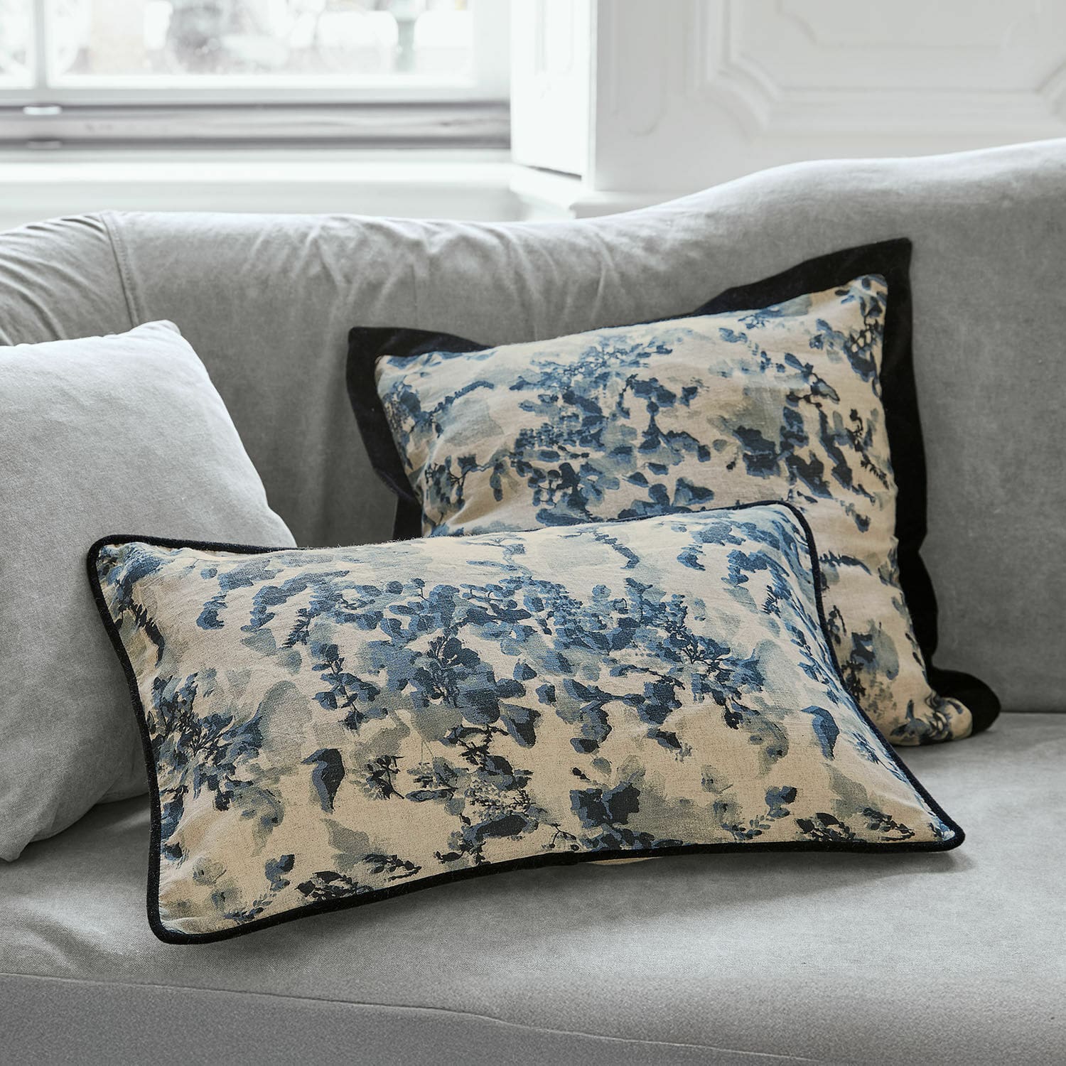 Kussenhoes set van 2 Miretique Decoratieve katoenen kussens in beige-blauw patroon op grijze bank, stijlvolle woonaccessoires