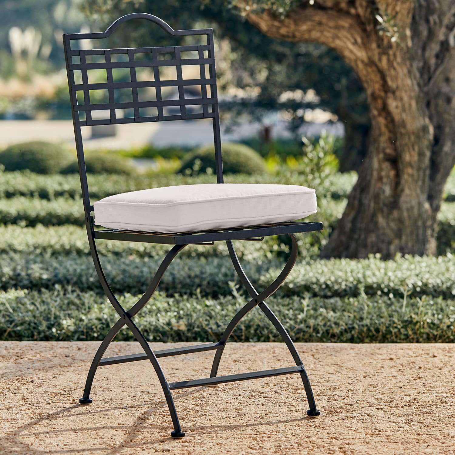 Coussin d'assise Salome Chaise de jardin en métal noir avec coussin blanc, mobilier extérieur élégant