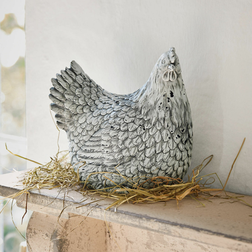 Decoratief kippenbeeld van grijs-wit materiaal op stro, binnen- en buitendecoratie