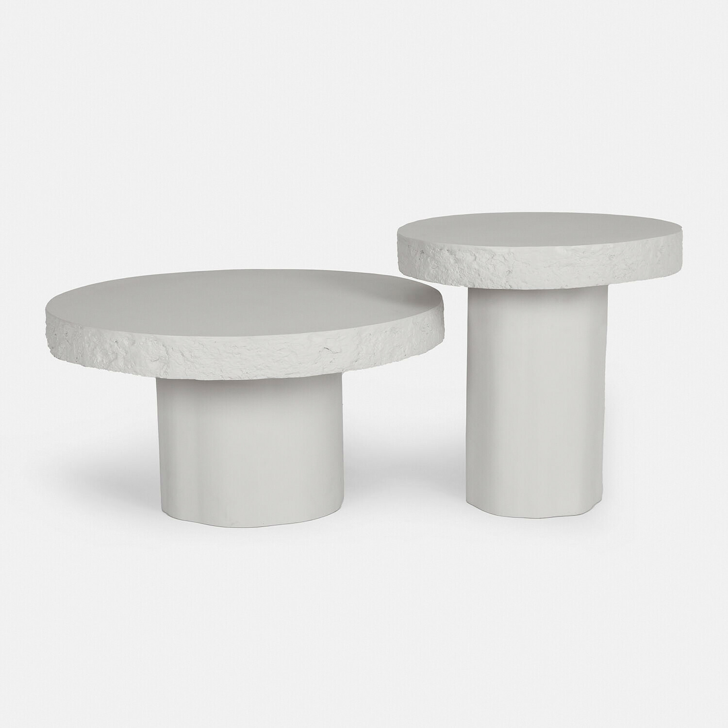 Lot de 2 tables basses Tivoliq Ensemble de deux tables basses blanches en béton avec plateau texturé et base cylindrique