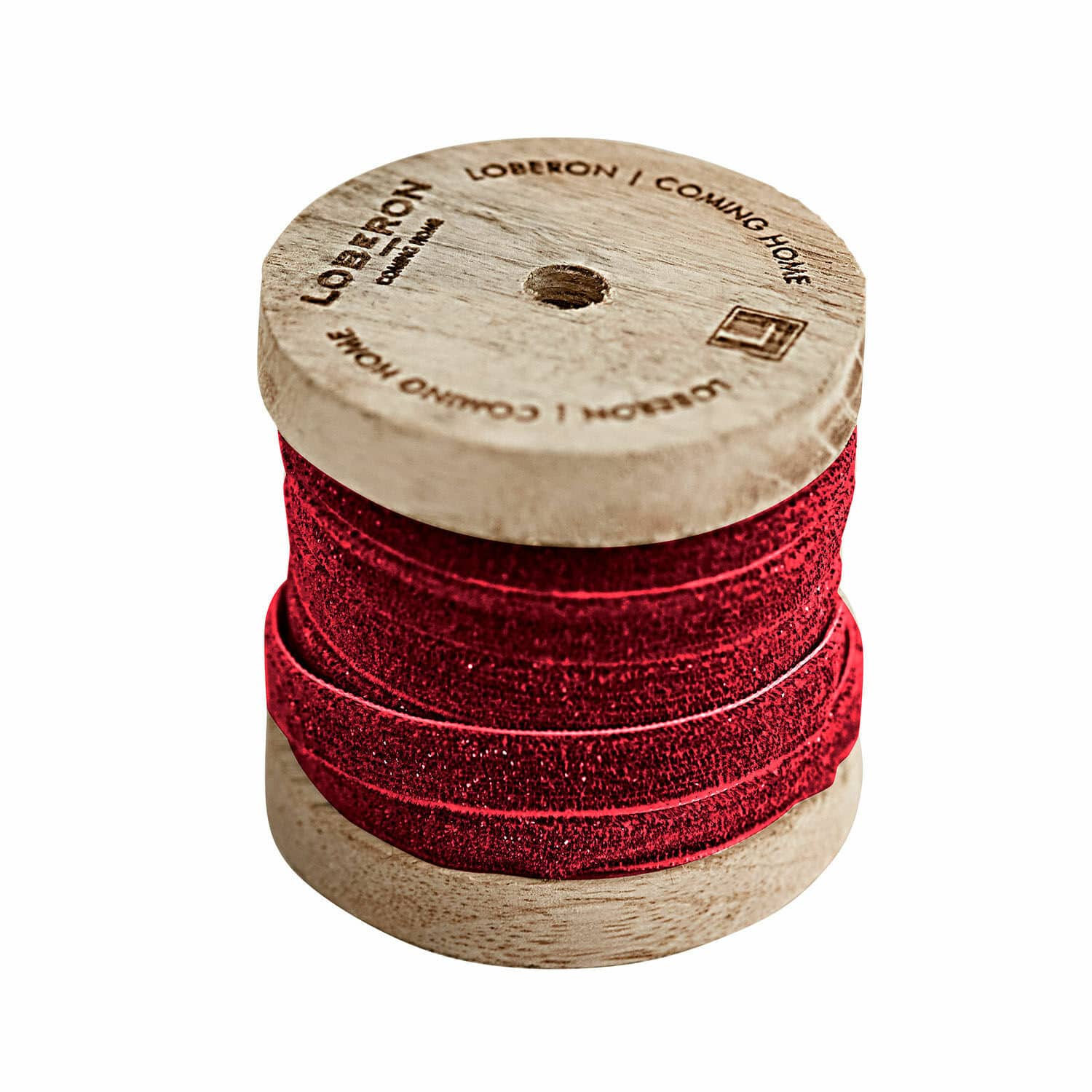 Ruban en velours rouge enroulé sur une bobine en bois pour décoration et loisirs créatifs