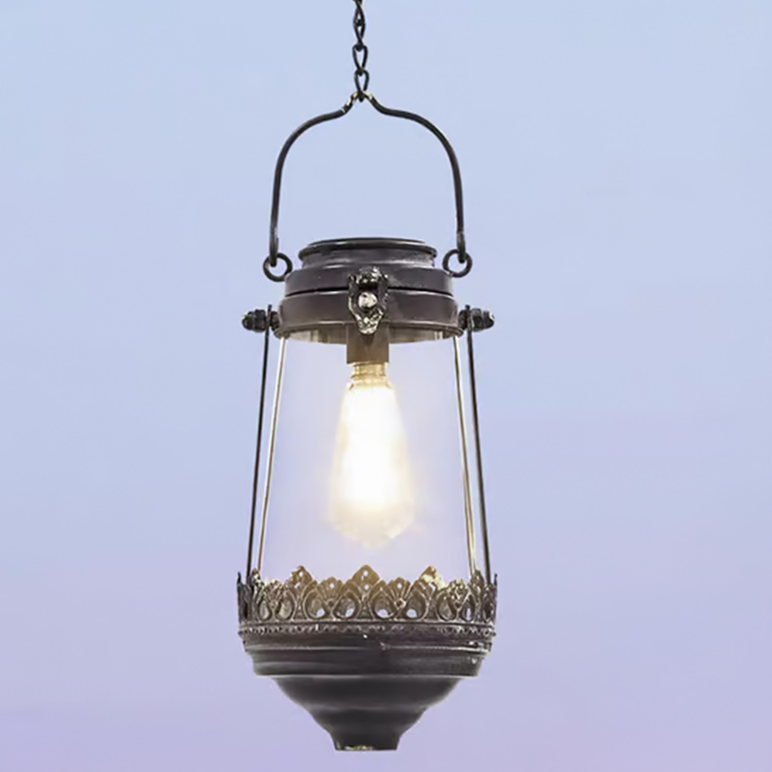 Hangende metalen lantaarn met decoratief patroon en glazen kap, vintage stijl, decoratieve verlichting