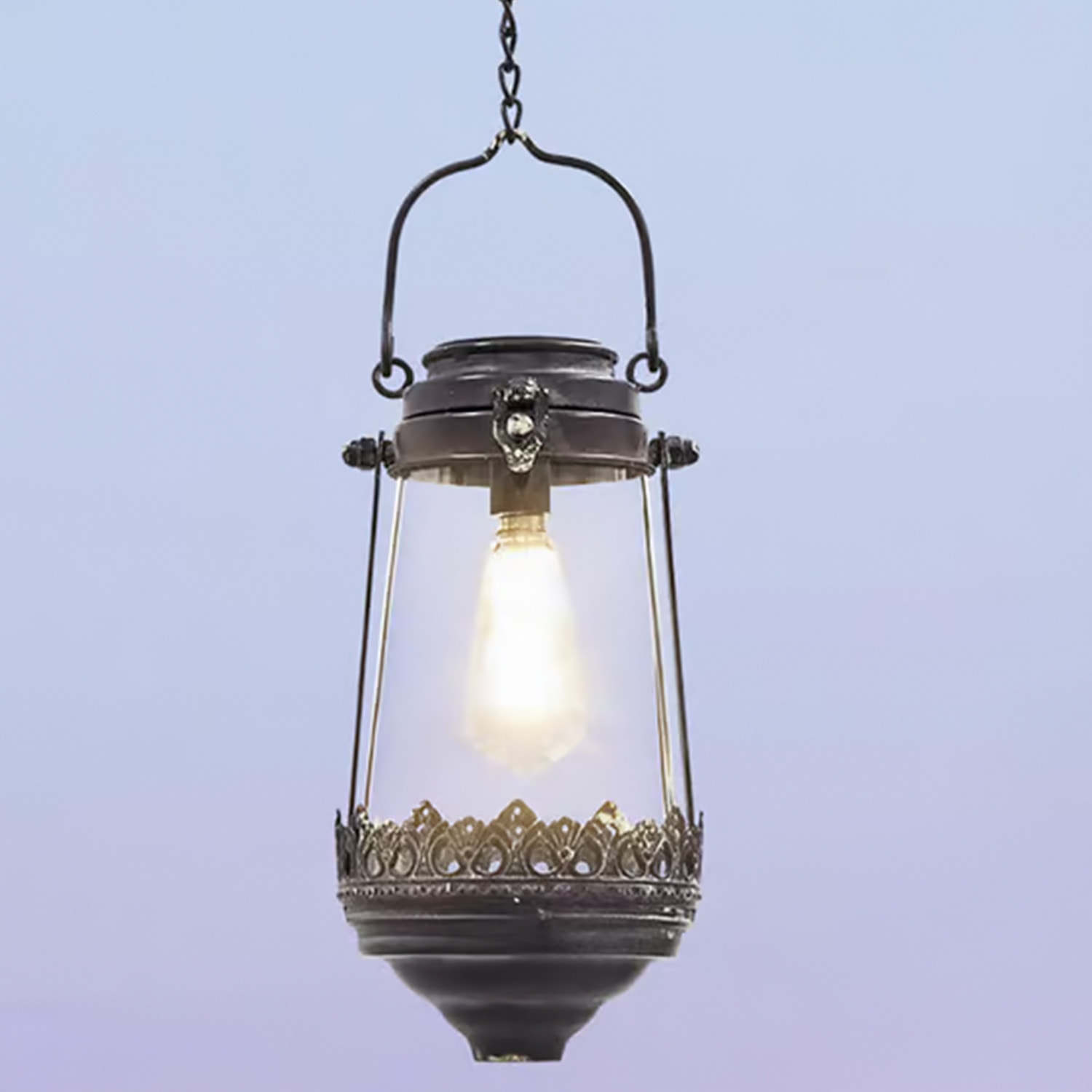 Hangende metalen lantaarn met decoratief patroon en glazen kap, vintage stijl, decoratieve verlichting