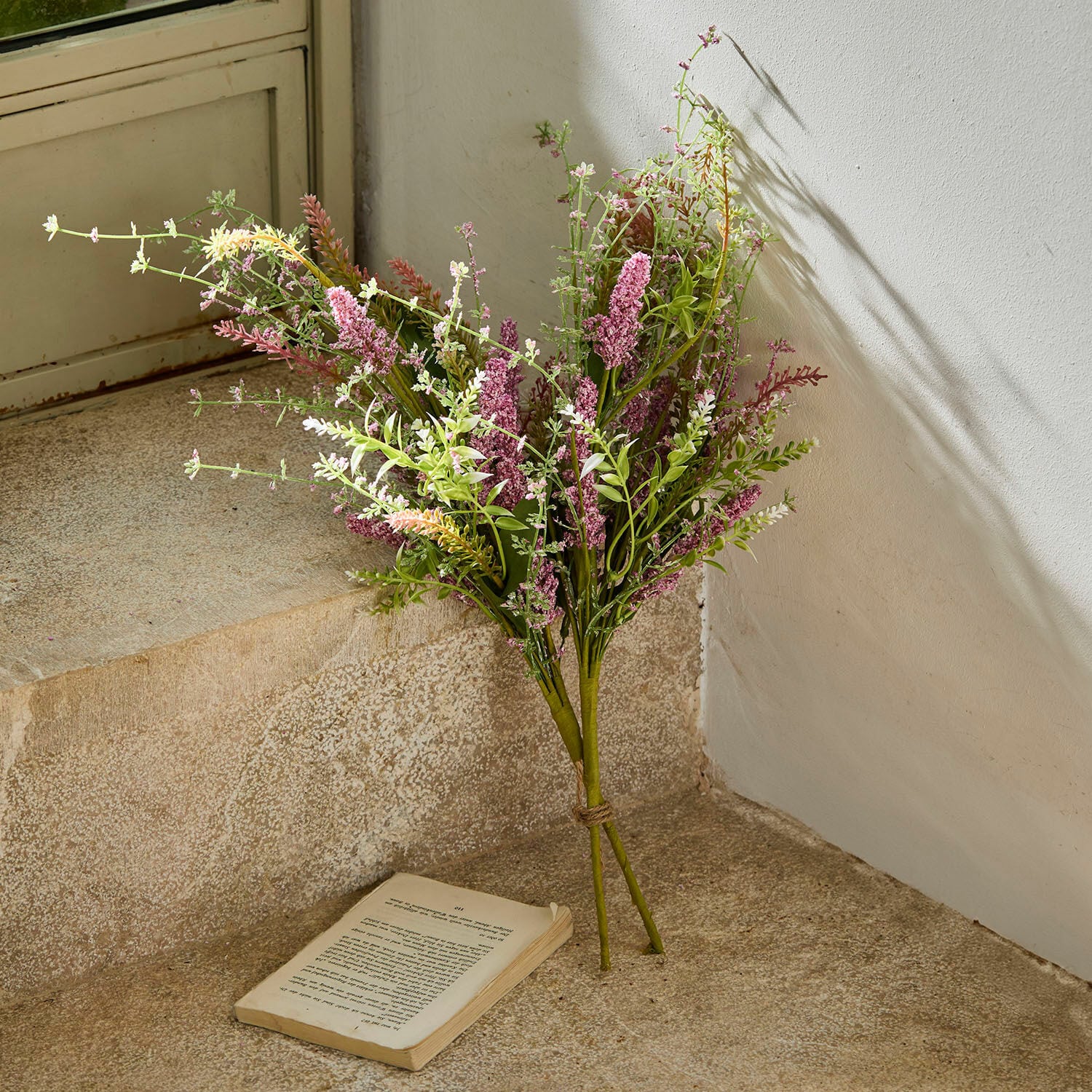 Sierboeket set van 2 Oiselette Boeket kunstbloemen in roze en groene tinten op stenen vloer naast open boek