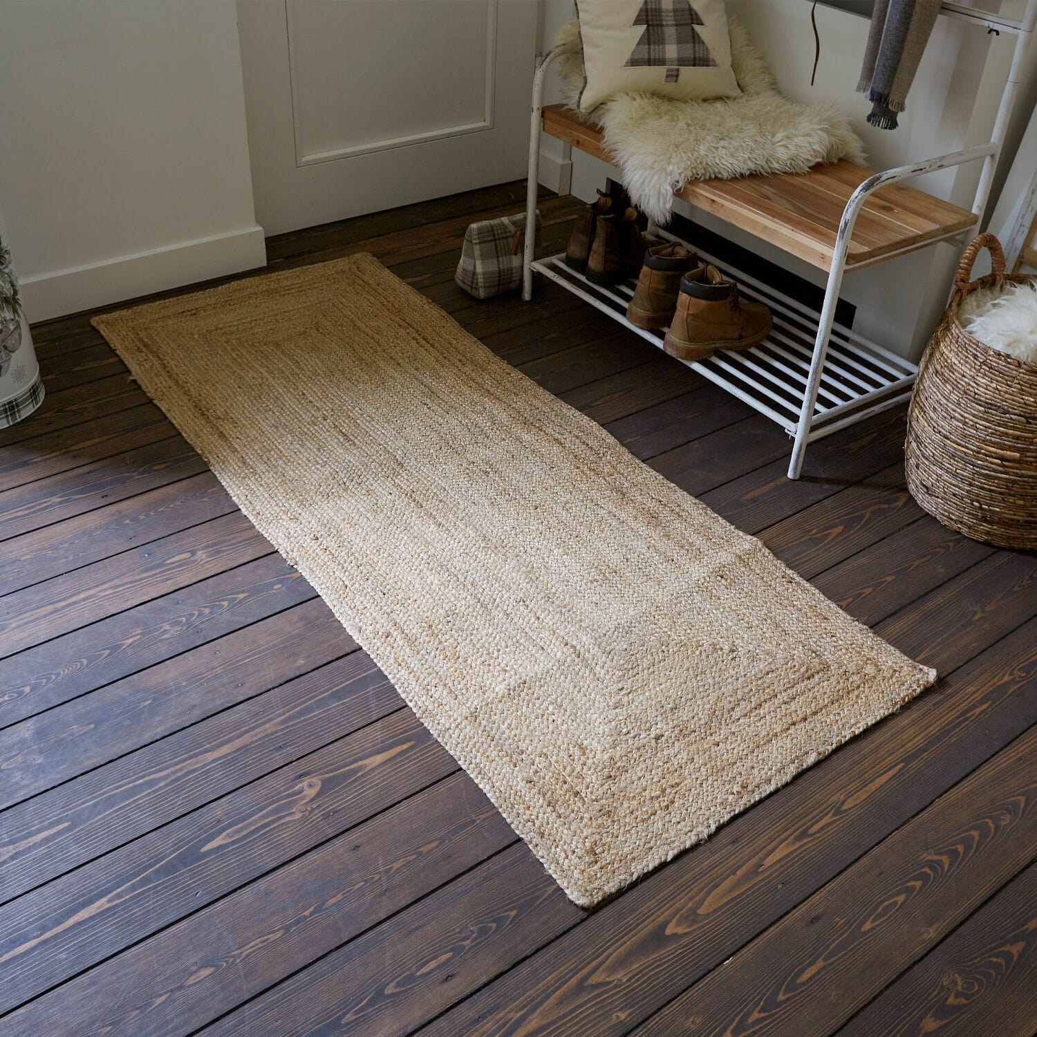 Tapis long Révalaine Tapis beige naturel en jute sur un sol en bois foncé dans une entrée chaleureuse