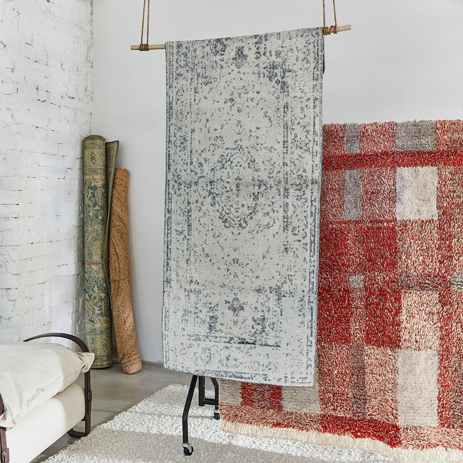 Loper Zéphirelle Hangend lichtgrijs vloerkleed met subtiel patroon, woontextiel en huisdecoratie