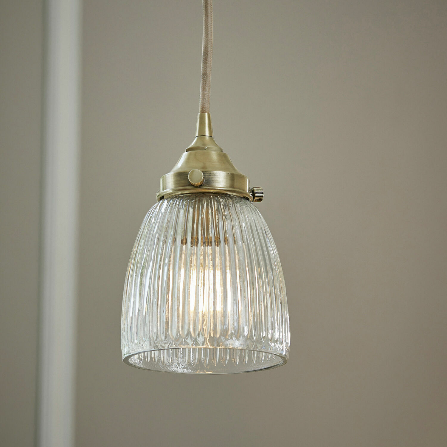 Suspension Tanaelva Suspension en verre avec finition métal jaune et abat-jour cannelé pour éclairage intérieur élégant