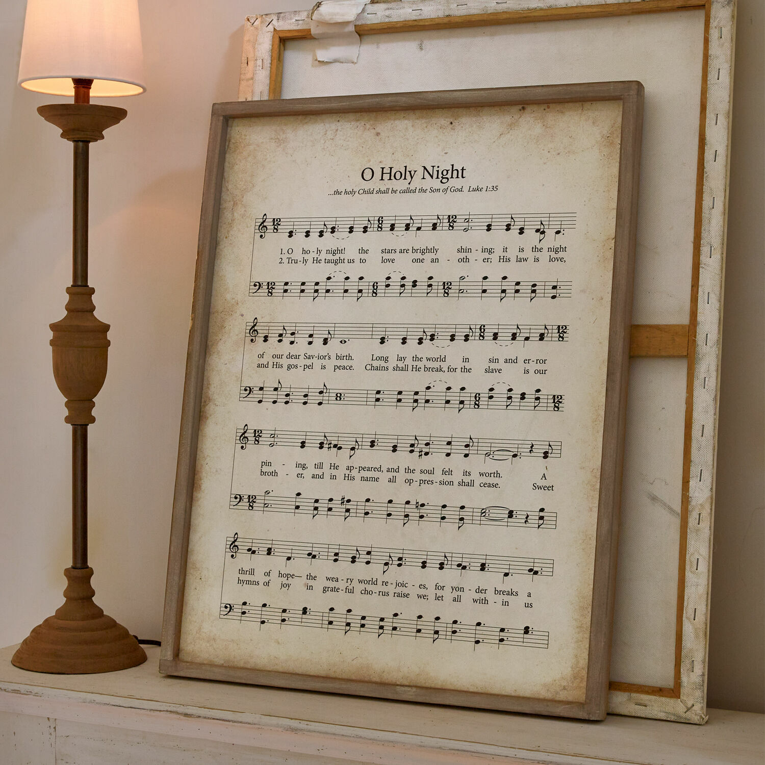 Tableau Holy Night Tableau avec partition et paroles de O Holy Night dans un cadre en bois près d'une lampe