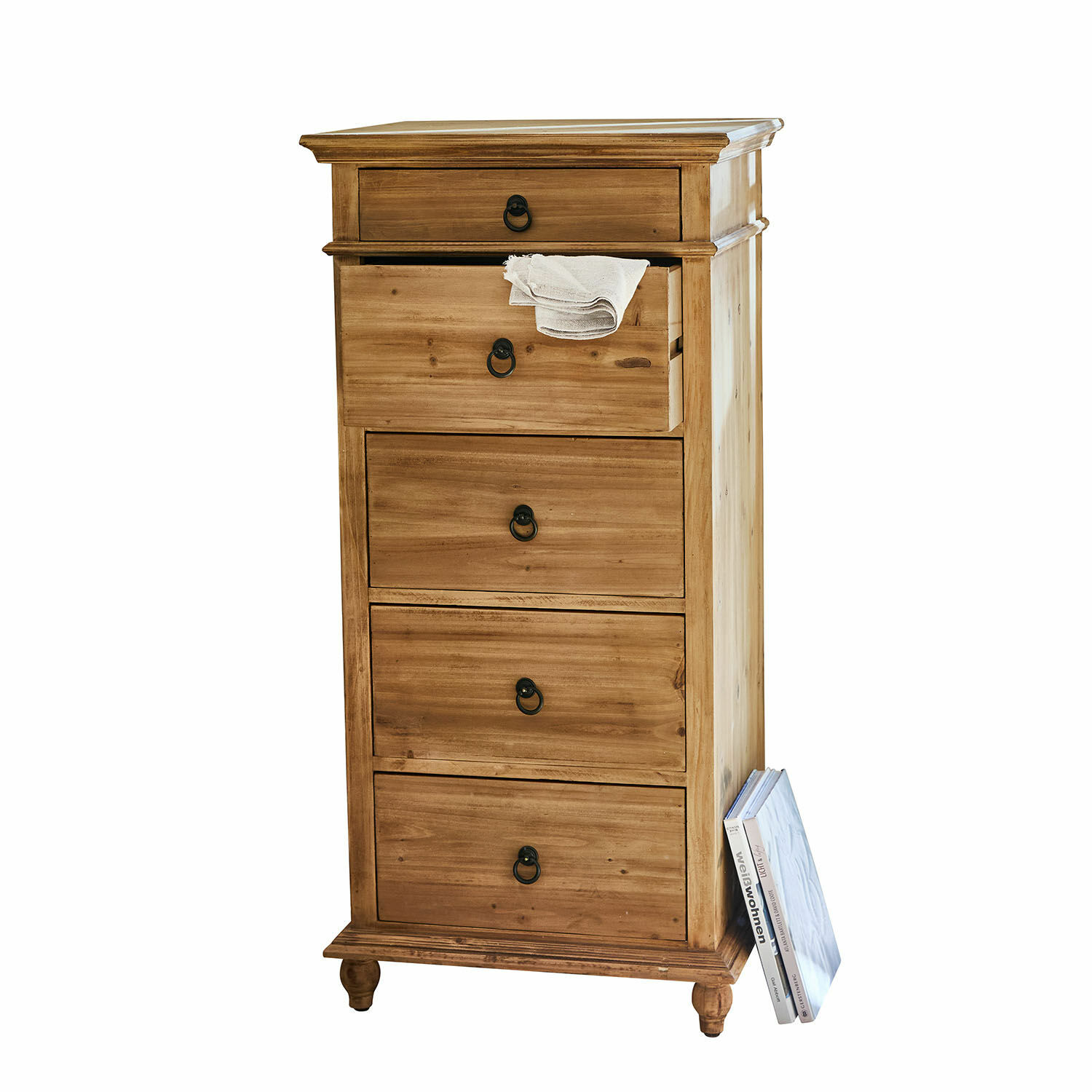 Commode Yewbridge Commode haute en bois naturel avec cinq tiroirs et poignées métalliques noires