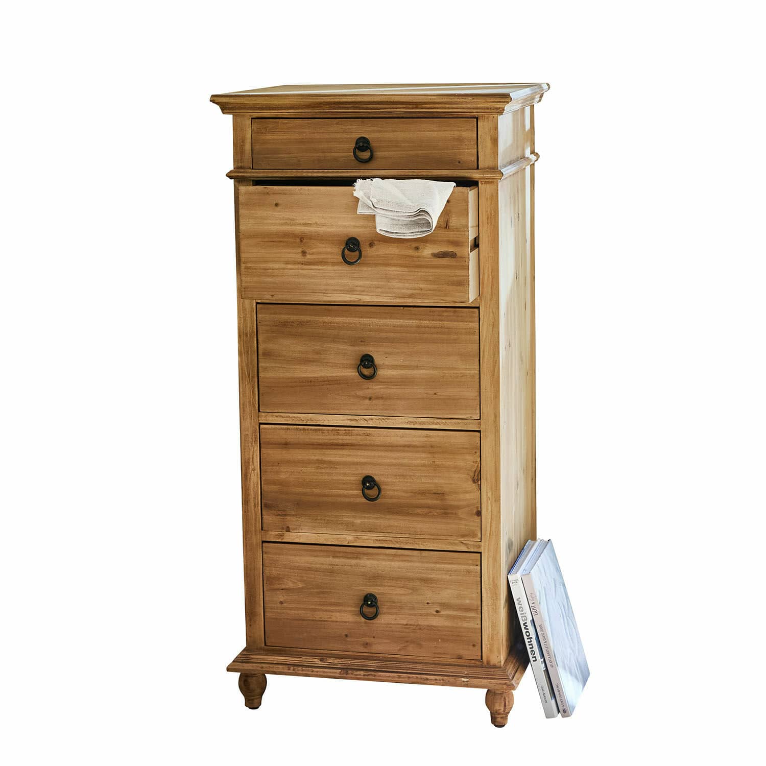 Commode Yewbridge Commode haute en bois naturel avec cinq tiroirs et poignées métalliques noires