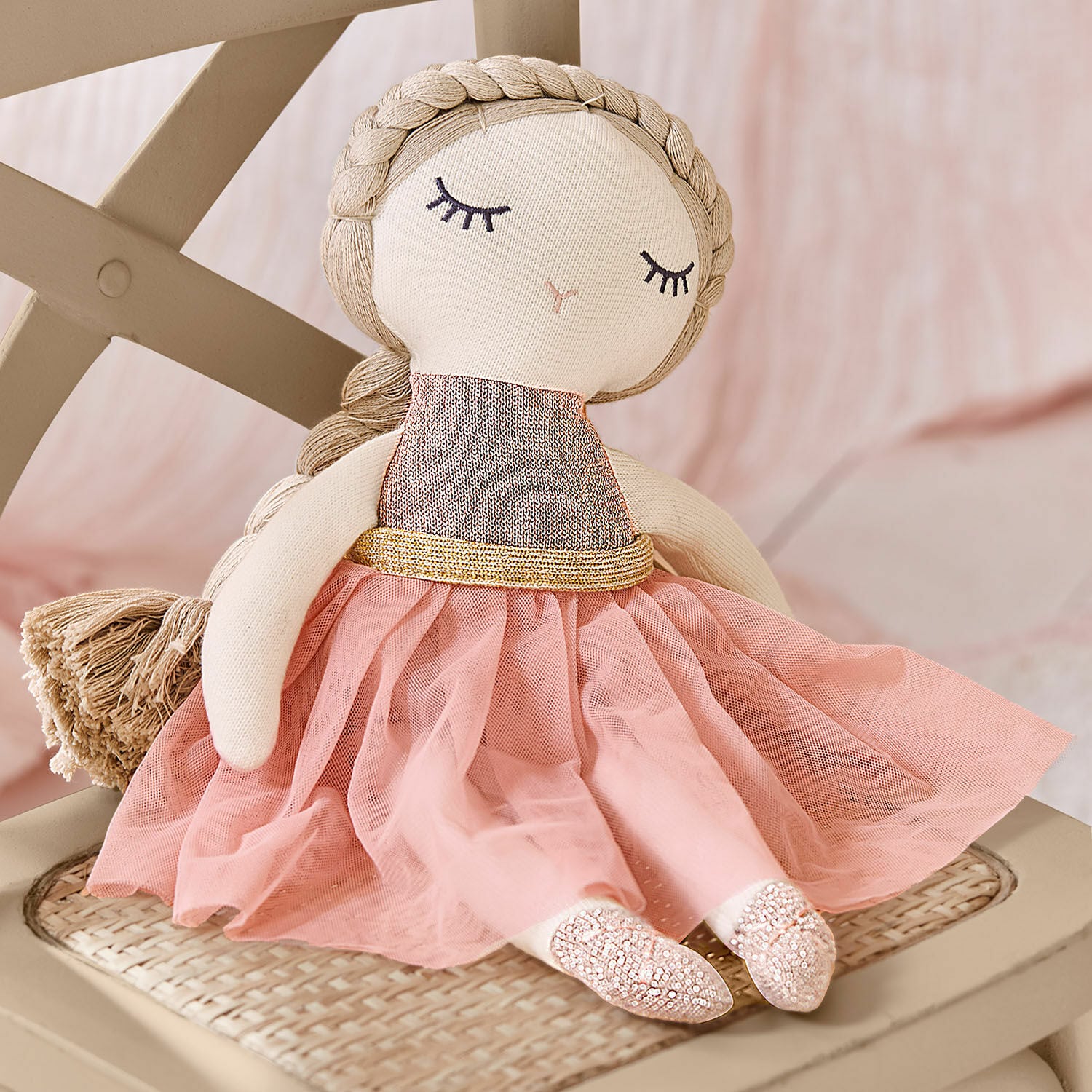 Poupée en tissu Pebblino Poupée en tissu avec robe en tulle rose et ceinture dorée assise sur une chaise beige, jouet décoratif