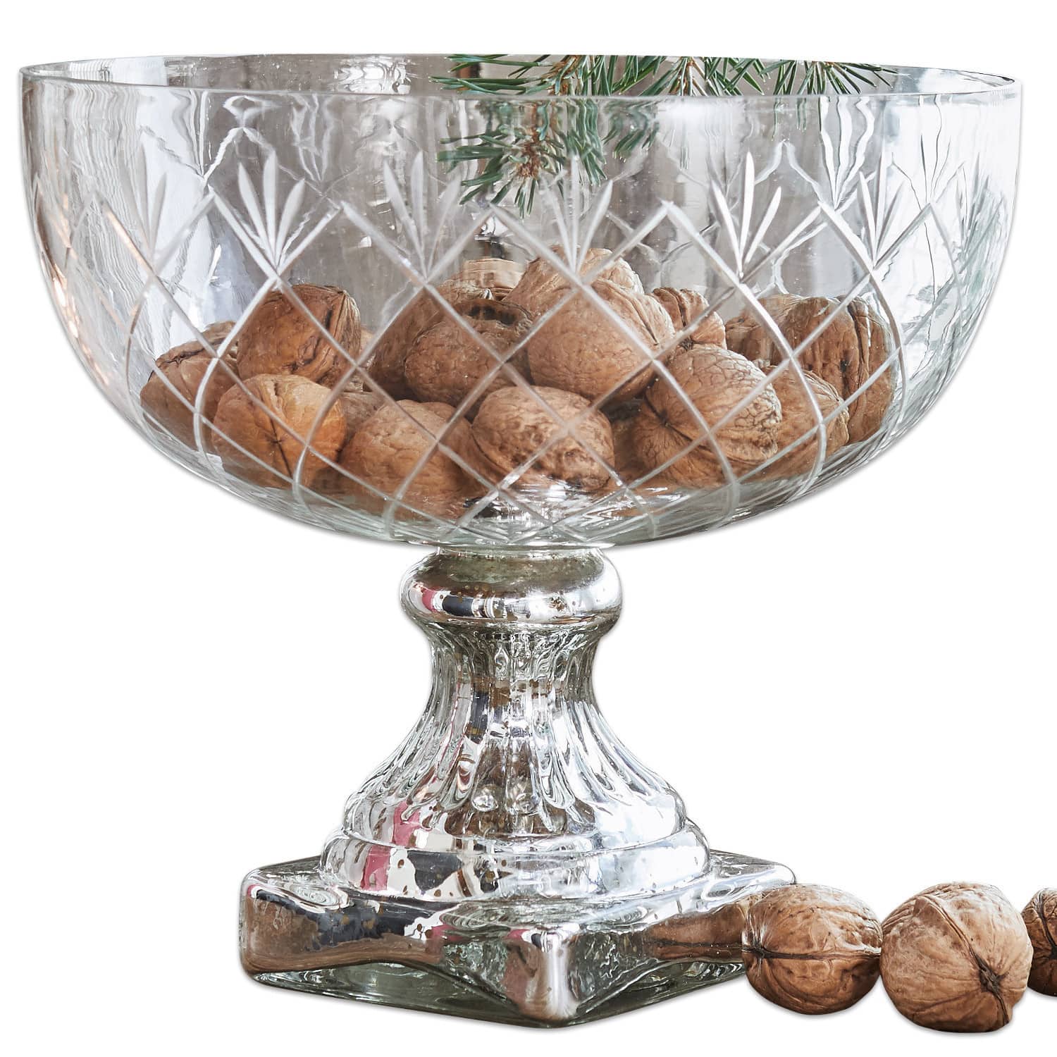 Coupe Iesha Coupe en verre sur pied avec motif gravé, remplie de noix, décoration de table élégante