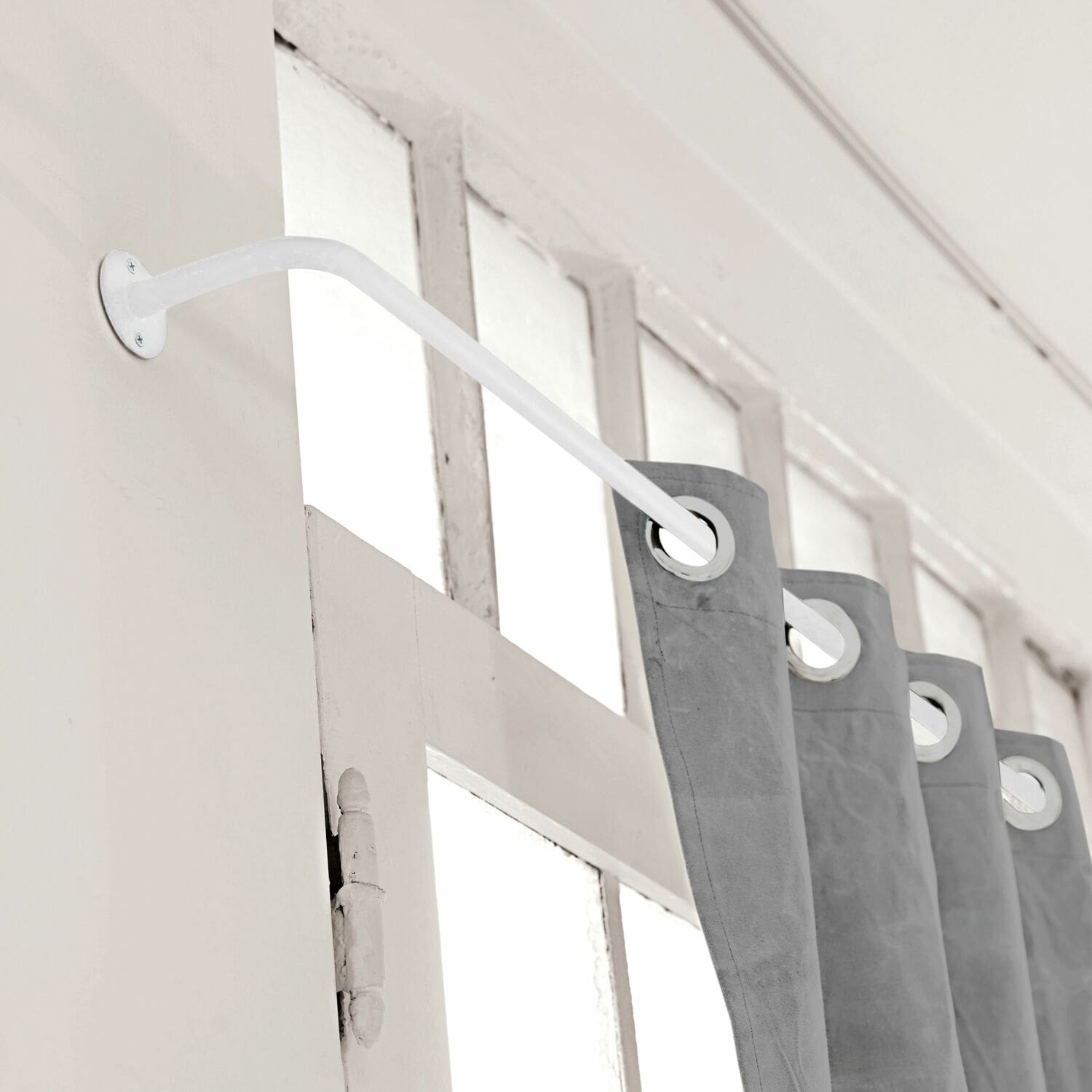 Tringle à rideaux Omara Tringle à rideau en métal blanc fixée au mur avec rideaux gris à œillets