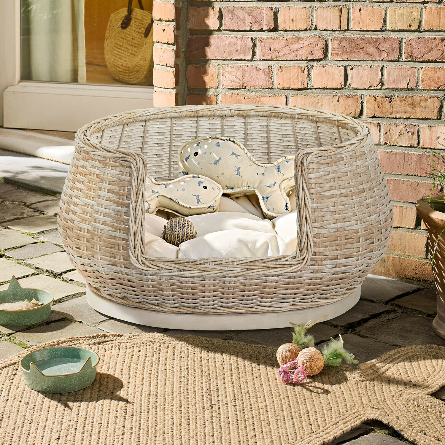 Lit d’intérieur et d’extérieur pour animaux Brinelza Panier rond en osier clair avec coussin doux et jouets pour animaux de compagnie