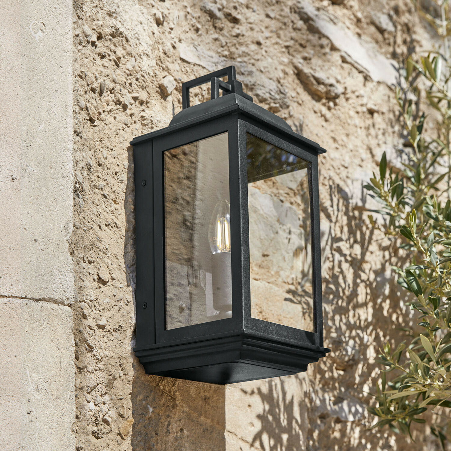 Zwarte metalen wandlamp met helder glas, buitenverlichting voor gevel van huis