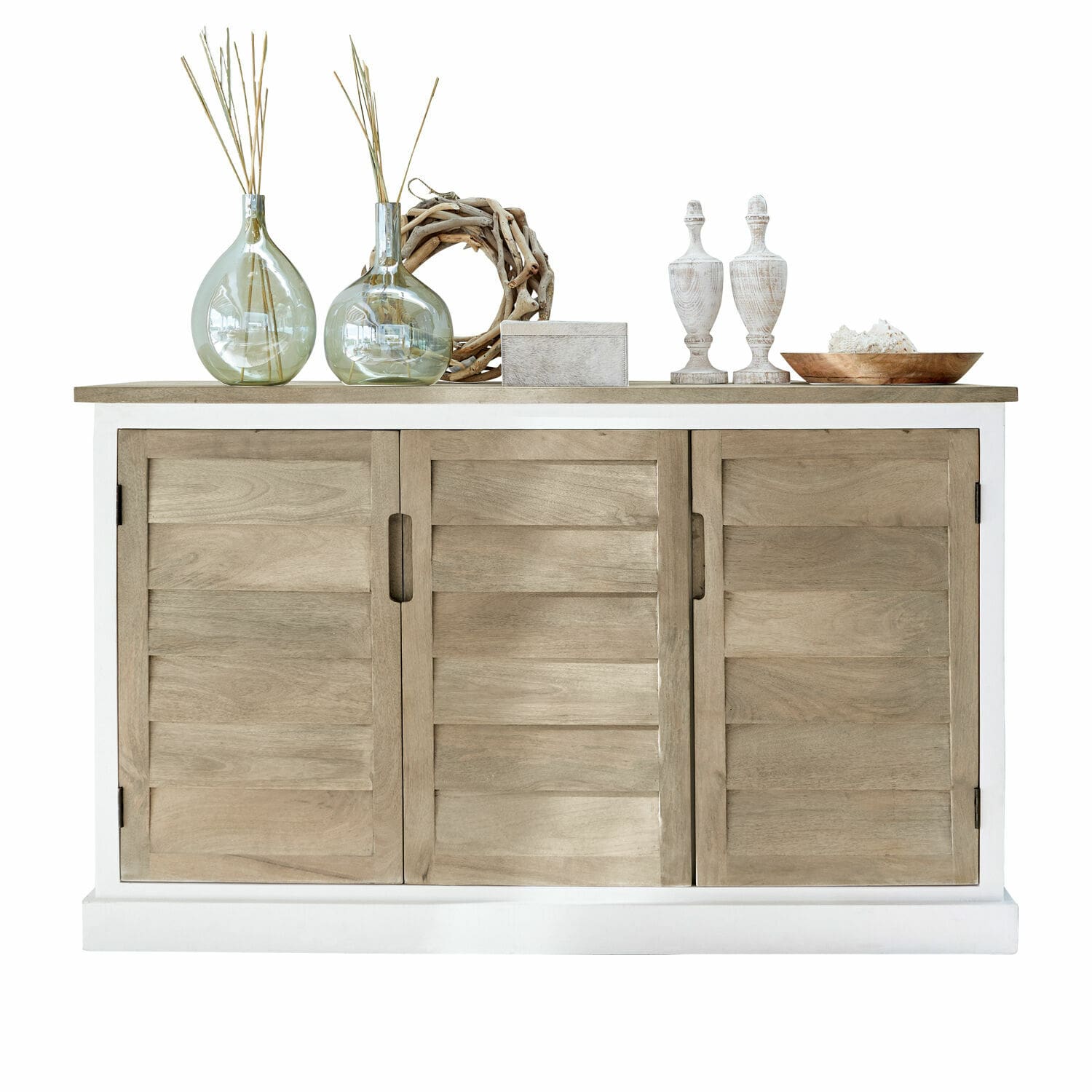 Dressoir Frapelle Dressoir van natuurlijk en wit hout met glazen en houten decoraties op het blad