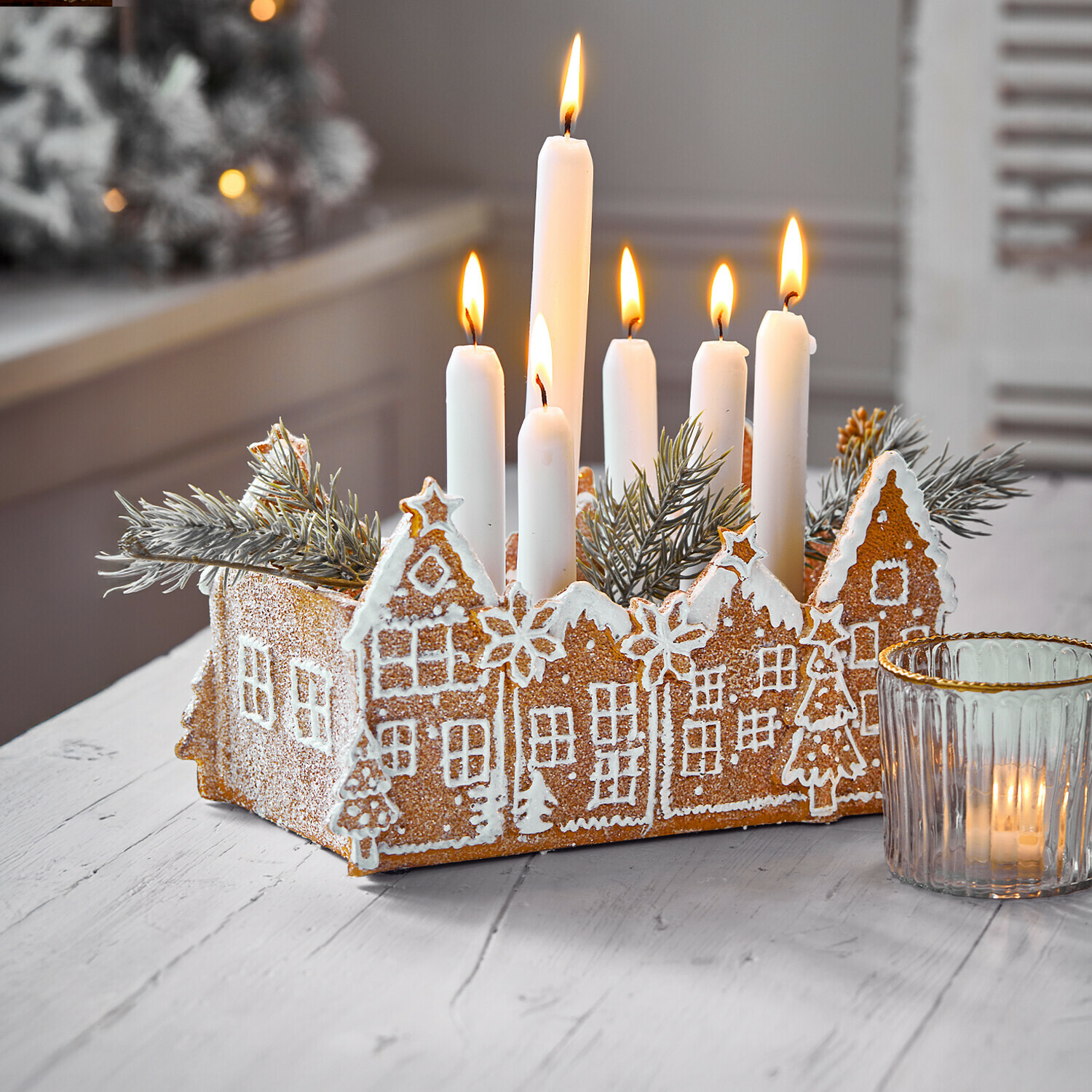 Schaal Anyama Adventskrans met peperkoekhuisjes en witte kaarsen als feestelijke kersttafelversiering